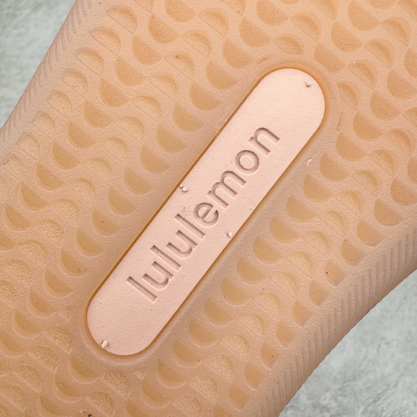 图片[18]-＃GD广顶 lululemon Cityverse 露露乐檬极简主义减震耐磨低帮生活休闲鞋 Cityverse将运动性能融入经典休闲鞋中，中底提供出色缓震，并贴合足部曲线，带来全天候的舒适感。鞋面采用两种材质拼接，且前半部分采用热熔压胶处理，无任何缝线，保留了鞋身整体性。模制泡沫的鞋垫带来上乘的脚感，在平日休闲穿着时不会磨脚，也能提供轻质软弹的效果。25年来，lululemon一直秉持“感受为先”的设计理念，并相信更好的感受带来更好的表现。此次男鞋的设计亦是如此。投入多年研究，针对男性在不同运动场景中的脚步形态设计了不同鞋履款式。同时，还进行了生物力学与形态学研究，为“他”带来更好的贴合度和感受。尺码：36 36.5 37.5 38 38.5 39 40 40.5 41 42 42.5 43 44 44.5 45-选品中心