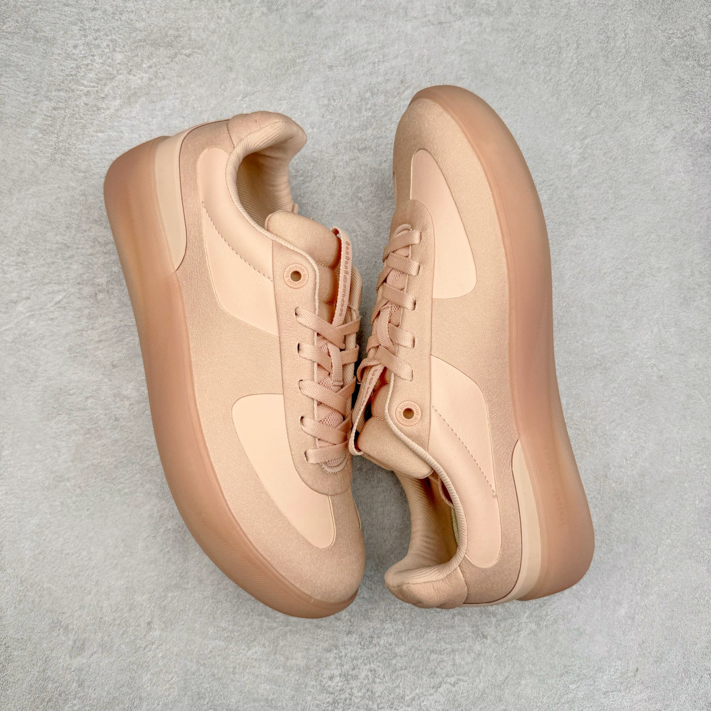 图片[3]-＃GD广顶 lululemon Cityverse 露露乐檬极简主义减震耐磨低帮生活休闲鞋 Cityverse将运动性能融入经典休闲鞋中，中底提供出色缓震，并贴合足部曲线，带来全天候的舒适感。鞋面采用两种材质拼接，且前半部分采用热熔压胶处理，无任何缝线，保留了鞋身整体性。模制泡沫的鞋垫带来上乘的脚感，在平日休闲穿着时不会磨脚，也能提供轻质软弹的效果。25年来，lululemon一直秉持“感受为先”的设计理念，并相信更好的感受带来更好的表现。此次男鞋的设计亦是如此。投入多年研究，针对男性在不同运动场景中的脚步形态设计了不同鞋履款式。同时，还进行了生物力学与形态学研究，为“他”带来更好的贴合度和感受。尺码：36 36.5 37.5 38 38.5 39 40 40.5 41 42 42.5 43 44 44.5 45-选品中心