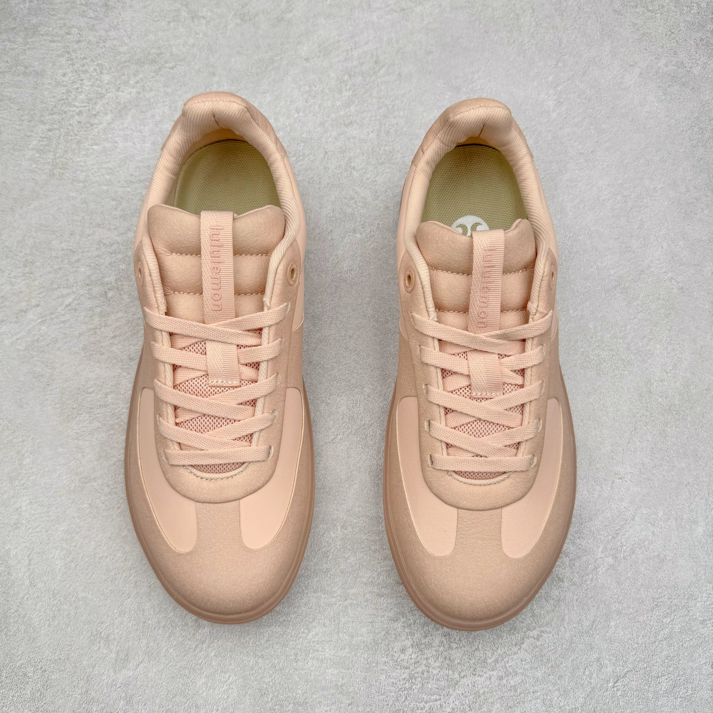 图片[2]-＃GD广顶 lululemon Cityverse 露露乐檬极简主义减震耐磨低帮生活休闲鞋 Cityverse将运动性能融入经典休闲鞋中，中底提供出色缓震，并贴合足部曲线，带来全天候的舒适感。鞋面采用两种材质拼接，且前半部分采用热熔压胶处理，无任何缝线，保留了鞋身整体性。模制泡沫的鞋垫带来上乘的脚感，在平日休闲穿着时不会磨脚，也能提供轻质软弹的效果。25年来，lululemon一直秉持“感受为先”的设计理念，并相信更好的感受带来更好的表现。此次男鞋的设计亦是如此。投入多年研究，针对男性在不同运动场景中的脚步形态设计了不同鞋履款式。同时，还进行了生物力学与形态学研究，为“他”带来更好的贴合度和感受。尺码：36 36.5 37.5 38 38.5 39 40 40.5 41 42 42.5 43 44 44.5 45-选品中心