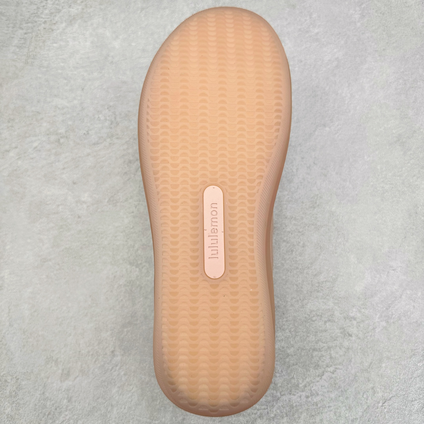 图片[9]-＃GD广顶 lululemon Cityverse 露露乐檬极简主义减震耐磨低帮生活休闲鞋 Cityverse将运动性能融入经典休闲鞋中，中底提供出色缓震，并贴合足部曲线，带来全天候的舒适感。鞋面采用两种材质拼接，且前半部分采用热熔压胶处理，无任何缝线，保留了鞋身整体性。模制泡沫的鞋垫带来上乘的脚感，在平日休闲穿着时不会磨脚，也能提供轻质软弹的效果。25年来，lululemon一直秉持“感受为先”的设计理念，并相信更好的感受带来更好的表现。此次男鞋的设计亦是如此。投入多年研究，针对男性在不同运动场景中的脚步形态设计了不同鞋履款式。同时，还进行了生物力学与形态学研究，为“他”带来更好的贴合度和感受。尺码：36 36.5 37.5 38 38.5 39 40 40.5 41 42 42.5 43 44 44.5 45-选品中心