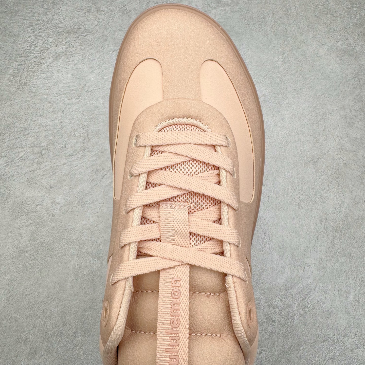 图片[4]-＃GD广顶 lululemon Cityverse 露露乐檬极简主义减震耐磨低帮生活休闲鞋 Cityverse将运动性能融入经典休闲鞋中，中底提供出色缓震，并贴合足部曲线，带来全天候的舒适感。鞋面采用两种材质拼接，且前半部分采用热熔压胶处理，无任何缝线，保留了鞋身整体性。模制泡沫的鞋垫带来上乘的脚感，在平日休闲穿着时不会磨脚，也能提供轻质软弹的效果。25年来，lululemon一直秉持“感受为先”的设计理念，并相信更好的感受带来更好的表现。此次男鞋的设计亦是如此。投入多年研究，针对男性在不同运动场景中的脚步形态设计了不同鞋履款式。同时，还进行了生物力学与形态学研究，为“他”带来更好的贴合度和感受。尺码：36 36.5 37.5 38 38.5 39 40 40.5 41 42 42.5 43 44 44.5 45-选品中心