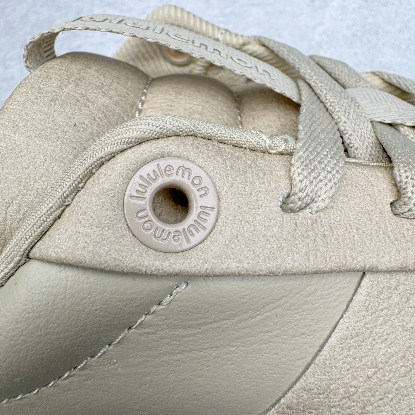 图片[16]-＃GD广顶 lululemon Cityverse 露露乐檬极简主义减震耐磨低帮生活休闲鞋 Cityverse将运动性能融入经典休闲鞋中，中底提供出色缓震，并贴合足部曲线，带来全天候的舒适感。鞋面采用两种材质拼接，且前半部分采用热熔压胶处理，无任何缝线，保留了鞋身整体性。模制泡沫的鞋垫带来上乘的脚感，在平日休闲穿着时不会磨脚，也能提供轻质软弹的效果。25年来，lululemon一直秉持“感受为先”的设计理念，并相信更好的感受带来更好的表现。此次男鞋的设计亦是如此。投入多年研究，针对男性在不同运动场景中的脚步形态设计了不同鞋履款式。同时，还进行了生物力学与形态学研究，为“他”带来更好的贴合度和感受。尺码：36 36.5 37.5 38 38.5 39 40 40.5 41 42 42.5 43 44 44.5 45-选品中心