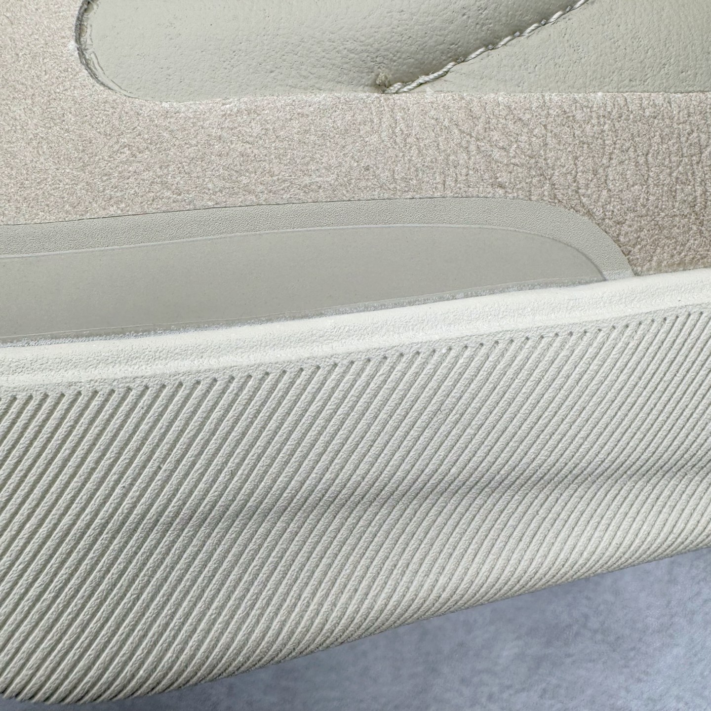 图片[18]-＃GD广顶 lululemon Cityverse 露露乐檬极简主义减震耐磨低帮生活休闲鞋 Cityverse将运动性能融入经典休闲鞋中，中底提供出色缓震，并贴合足部曲线，带来全天候的舒适感。鞋面采用两种材质拼接，且前半部分采用热熔压胶处理，无任何缝线，保留了鞋身整体性。模制泡沫的鞋垫带来上乘的脚感，在平日休闲穿着时不会磨脚，也能提供轻质软弹的效果。25年来，lululemon一直秉持“感受为先”的设计理念，并相信更好的感受带来更好的表现。此次男鞋的设计亦是如此。投入多年研究，针对男性在不同运动场景中的脚步形态设计了不同鞋履款式。同时，还进行了生物力学与形态学研究，为“他”带来更好的贴合度和感受。尺码：36 36.5 37.5 38 38.5 39 40 40.5 41 42 42.5 43 44 44.5 45-选品中心