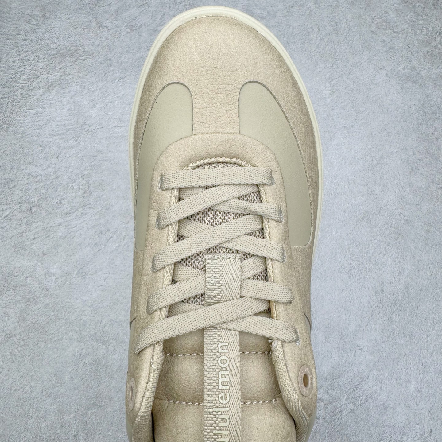 图片[4]-＃GD广顶 lululemon Cityverse 露露乐檬极简主义减震耐磨低帮生活休闲鞋 Cityverse将运动性能融入经典休闲鞋中，中底提供出色缓震，并贴合足部曲线，带来全天候的舒适感。鞋面采用两种材质拼接，且前半部分采用热熔压胶处理，无任何缝线，保留了鞋身整体性。模制泡沫的鞋垫带来上乘的脚感，在平日休闲穿着时不会磨脚，也能提供轻质软弹的效果。25年来，lululemon一直秉持“感受为先”的设计理念，并相信更好的感受带来更好的表现。此次男鞋的设计亦是如此。投入多年研究，针对男性在不同运动场景中的脚步形态设计了不同鞋履款式。同时，还进行了生物力学与形态学研究，为“他”带来更好的贴合度和感受。尺码：36 36.5 37.5 38 38.5 39 40 40.5 41 42 42.5 43 44 44.5 45-选品中心