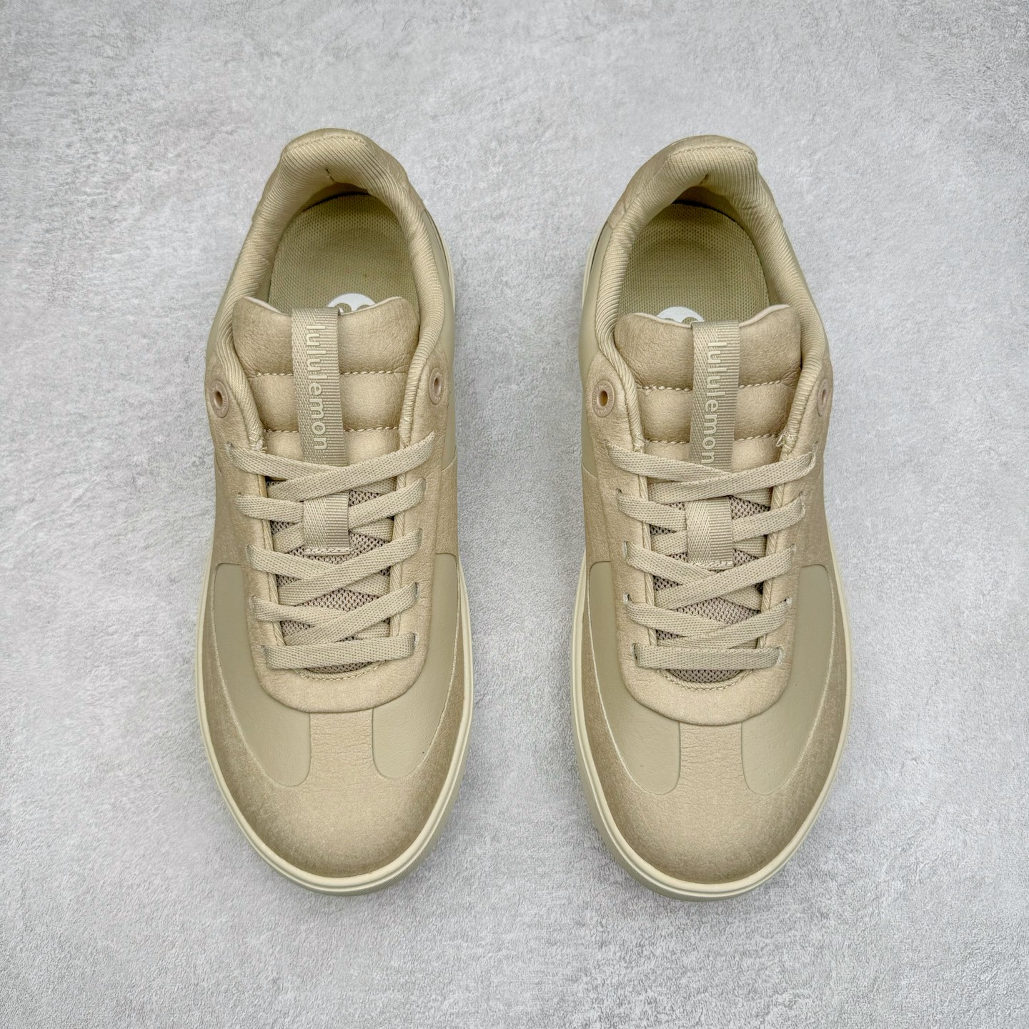 图片[2]-＃GD广顶 lululemon Cityverse 露露乐檬极简主义减震耐磨低帮生活休闲鞋 Cityverse将运动性能融入经典休闲鞋中，中底提供出色缓震，并贴合足部曲线，带来全天候的舒适感。鞋面采用两种材质拼接，且前半部分采用热熔压胶处理，无任何缝线，保留了鞋身整体性。模制泡沫的鞋垫带来上乘的脚感，在平日休闲穿着时不会磨脚，也能提供轻质软弹的效果。25年来，lululemon一直秉持“感受为先”的设计理念，并相信更好的感受带来更好的表现。此次男鞋的设计亦是如此。投入多年研究，针对男性在不同运动场景中的脚步形态设计了不同鞋履款式。同时，还进行了生物力学与形态学研究，为“他”带来更好的贴合度和感受。尺码：36 36.5 37.5 38 38.5 39 40 40.5 41 42 42.5 43 44 44.5 45-选品中心