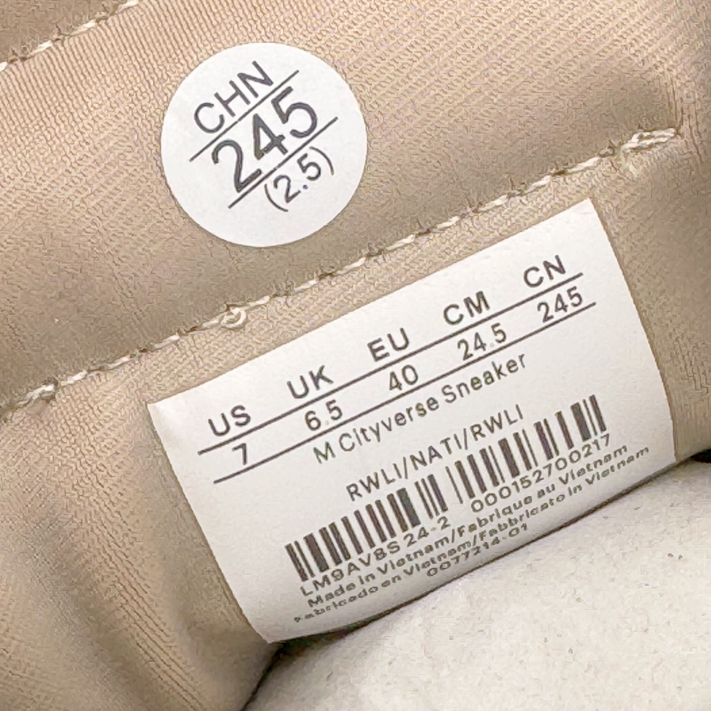 图片[12]-＃GD广顶 lululemon Cityverse 露露乐檬极简主义减震耐磨低帮生活休闲鞋 Cityverse将运动性能融入经典休闲鞋中，中底提供出色缓震，并贴合足部曲线，带来全天候的舒适感。鞋面采用两种材质拼接，且前半部分采用热熔压胶处理，无任何缝线，保留了鞋身整体性。模制泡沫的鞋垫带来上乘的脚感，在平日休闲穿着时不会磨脚，也能提供轻质软弹的效果。25年来，lululemon一直秉持“感受为先”的设计理念，并相信更好的感受带来更好的表现。此次男鞋的设计亦是如此。投入多年研究，针对男性在不同运动场景中的脚步形态设计了不同鞋履款式。同时，还进行了生物力学与形态学研究，为“他”带来更好的贴合度和感受。尺码：36 36.5 37.5 38 38.5 39 40 40.5 41 42 42.5 43 44 44.5 45-选品中心