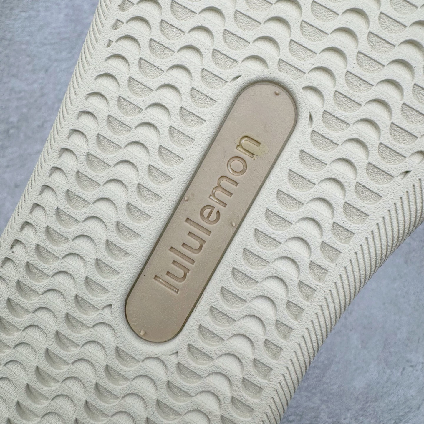 图片[19]-＃GD广顶 lululemon Cityverse 露露乐檬极简主义减震耐磨低帮生活休闲鞋 Cityverse将运动性能融入经典休闲鞋中，中底提供出色缓震，并贴合足部曲线，带来全天候的舒适感。鞋面采用两种材质拼接，且前半部分采用热熔压胶处理，无任何缝线，保留了鞋身整体性。模制泡沫的鞋垫带来上乘的脚感，在平日休闲穿着时不会磨脚，也能提供轻质软弹的效果。25年来，lululemon一直秉持“感受为先”的设计理念，并相信更好的感受带来更好的表现。此次男鞋的设计亦是如此。投入多年研究，针对男性在不同运动场景中的脚步形态设计了不同鞋履款式。同时，还进行了生物力学与形态学研究，为“他”带来更好的贴合度和感受。尺码：36 36.5 37.5 38 38.5 39 40 40.5 41 42 42.5 43 44 44.5 45-选品中心