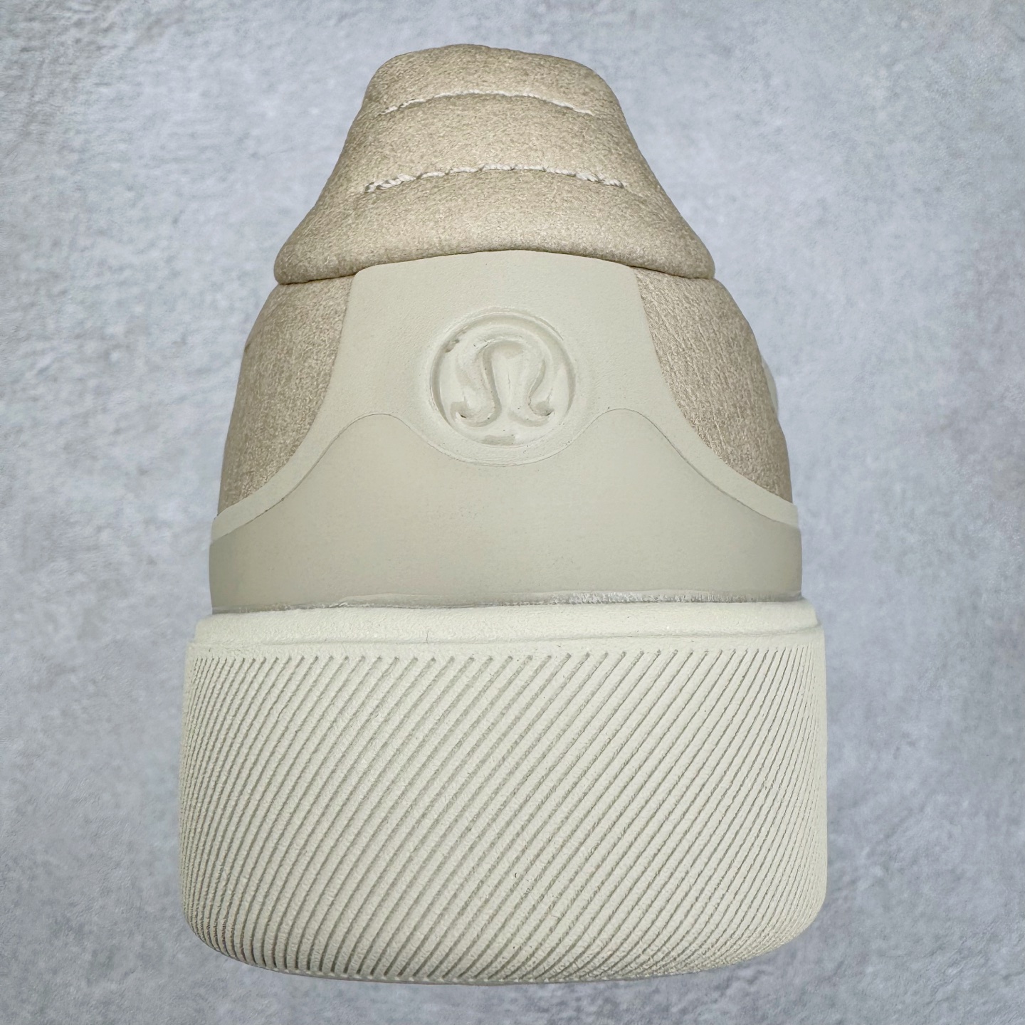 图片[8]-＃GD广顶 lululemon Cityverse 露露乐檬极简主义减震耐磨低帮生活休闲鞋 Cityverse将运动性能融入经典休闲鞋中，中底提供出色缓震，并贴合足部曲线，带来全天候的舒适感。鞋面采用两种材质拼接，且前半部分采用热熔压胶处理，无任何缝线，保留了鞋身整体性。模制泡沫的鞋垫带来上乘的脚感，在平日休闲穿着时不会磨脚，也能提供轻质软弹的效果。25年来，lululemon一直秉持“感受为先”的设计理念，并相信更好的感受带来更好的表现。此次男鞋的设计亦是如此。投入多年研究，针对男性在不同运动场景中的脚步形态设计了不同鞋履款式。同时，还进行了生物力学与形态学研究，为“他”带来更好的贴合度和感受。尺码：36 36.5 37.5 38 38.5 39 40 40.5 41 42 42.5 43 44 44.5 45-选品中心