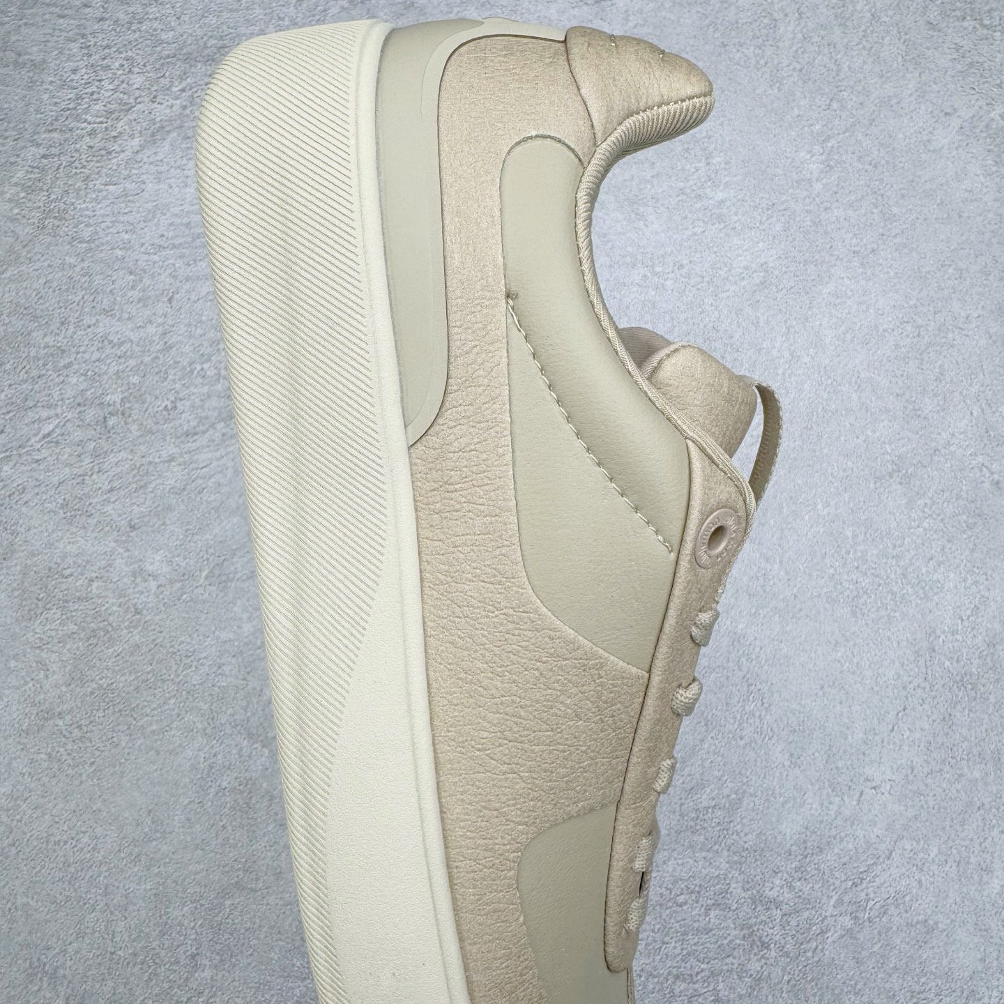 图片[6]-＃GD广顶 lululemon Cityverse 露露乐檬极简主义减震耐磨低帮生活休闲鞋 Cityverse将运动性能融入经典休闲鞋中，中底提供出色缓震，并贴合足部曲线，带来全天候的舒适感。鞋面采用两种材质拼接，且前半部分采用热熔压胶处理，无任何缝线，保留了鞋身整体性。模制泡沫的鞋垫带来上乘的脚感，在平日休闲穿着时不会磨脚，也能提供轻质软弹的效果。25年来，lululemon一直秉持“感受为先”的设计理念，并相信更好的感受带来更好的表现。此次男鞋的设计亦是如此。投入多年研究，针对男性在不同运动场景中的脚步形态设计了不同鞋履款式。同时，还进行了生物力学与形态学研究，为“他”带来更好的贴合度和感受。尺码：36 36.5 37.5 38 38.5 39 40 40.5 41 42 42.5 43 44 44.5 45-选品中心