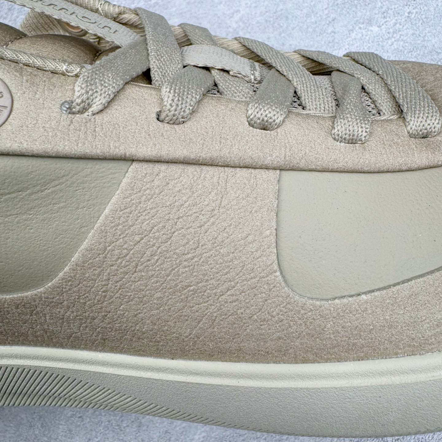 图片[17]-＃GD广顶 lululemon Cityverse 露露乐檬极简主义减震耐磨低帮生活休闲鞋 Cityverse将运动性能融入经典休闲鞋中，中底提供出色缓震，并贴合足部曲线，带来全天候的舒适感。鞋面采用两种材质拼接，且前半部分采用热熔压胶处理，无任何缝线，保留了鞋身整体性。模制泡沫的鞋垫带来上乘的脚感，在平日休闲穿着时不会磨脚，也能提供轻质软弹的效果。25年来，lululemon一直秉持“感受为先”的设计理念，并相信更好的感受带来更好的表现。此次男鞋的设计亦是如此。投入多年研究，针对男性在不同运动场景中的脚步形态设计了不同鞋履款式。同时，还进行了生物力学与形态学研究，为“他”带来更好的贴合度和感受。尺码：36 36.5 37.5 38 38.5 39 40 40.5 41 42 42.5 43 44 44.5 45-选品中心