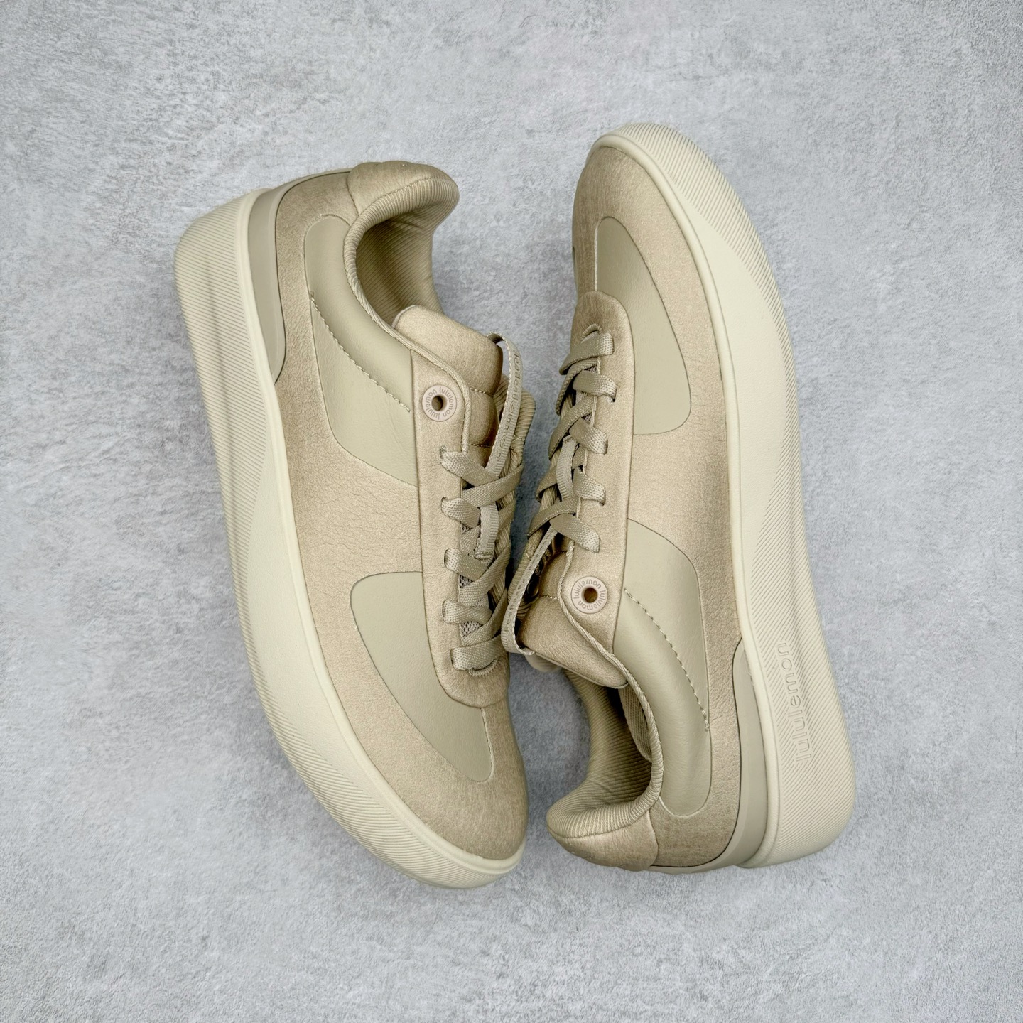 图片[3]-＃GD广顶 lululemon Cityverse 露露乐檬极简主义减震耐磨低帮生活休闲鞋 Cityverse将运动性能融入经典休闲鞋中，中底提供出色缓震，并贴合足部曲线，带来全天候的舒适感。鞋面采用两种材质拼接，且前半部分采用热熔压胶处理，无任何缝线，保留了鞋身整体性。模制泡沫的鞋垫带来上乘的脚感，在平日休闲穿着时不会磨脚，也能提供轻质软弹的效果。25年来，lululemon一直秉持“感受为先”的设计理念，并相信更好的感受带来更好的表现。此次男鞋的设计亦是如此。投入多年研究，针对男性在不同运动场景中的脚步形态设计了不同鞋履款式。同时，还进行了生物力学与形态学研究，为“他”带来更好的贴合度和感受。尺码：36 36.5 37.5 38 38.5 39 40 40.5 41 42 42.5 43 44 44.5 45-选品中心