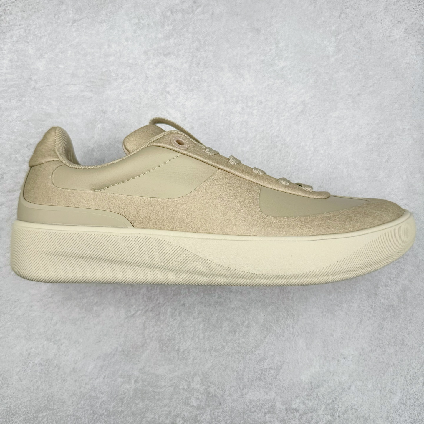 ＃GD广顶 lululemon Cityverse 露露乐檬极简主义减震耐磨低帮生活休闲鞋 Cityverse将运动性能融入经典休闲鞋中，中底提供出色缓震，并贴合足部曲线，带来全天候的舒适感。鞋面采用两种材质拼接，且前半部分采用热熔压胶处理，无任何缝线，保留了鞋身整体性。模制泡沫的鞋垫带来上乘的脚感，在平日休闲穿着时不会磨脚，也能提供轻质软弹的效果。25年来，lululemon一直秉持“感受为先”的设计理念，并相信更好的感受带来更好的表现。此次男鞋的设计亦是如此。投入多年研究，针对男性在不同运动场景中的脚步形态设计了不同鞋履款式。同时，还进行了生物力学与形态学研究，为“他”带来更好的贴合度和感受。尺码：36 36.5 37.5 38 38.5 39 40 40.5 41 42 42.5 43 44 44.5 45-选品中心