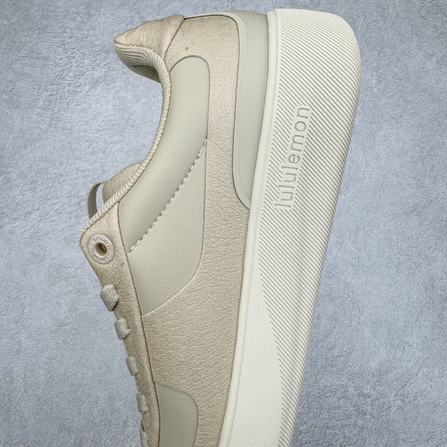 图片[7]-＃GD广顶 lululemon Cityverse 露露乐檬极简主义减震耐磨低帮生活休闲鞋 Cityverse将运动性能融入经典休闲鞋中，中底提供出色缓震，并贴合足部曲线，带来全天候的舒适感。鞋面采用两种材质拼接，且前半部分采用热熔压胶处理，无任何缝线，保留了鞋身整体性。模制泡沫的鞋垫带来上乘的脚感，在平日休闲穿着时不会磨脚，也能提供轻质软弹的效果。25年来，lululemon一直秉持“感受为先”的设计理念，并相信更好的感受带来更好的表现。此次男鞋的设计亦是如此。投入多年研究，针对男性在不同运动场景中的脚步形态设计了不同鞋履款式。同时，还进行了生物力学与形态学研究，为“他”带来更好的贴合度和感受。尺码：36 36.5 37.5 38 38.5 39 40 40.5 41 42 42.5 43 44 44.5 45-选品中心