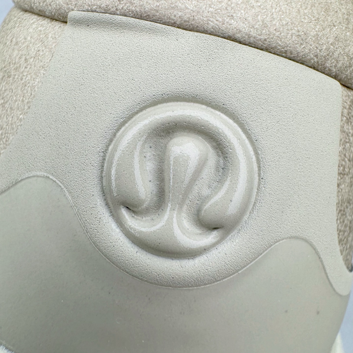 图片[13]-＃GD广顶 lululemon Cityverse 露露乐檬极简主义减震耐磨低帮生活休闲鞋 Cityverse将运动性能融入经典休闲鞋中，中底提供出色缓震，并贴合足部曲线，带来全天候的舒适感。鞋面采用两种材质拼接，且前半部分采用热熔压胶处理，无任何缝线，保留了鞋身整体性。模制泡沫的鞋垫带来上乘的脚感，在平日休闲穿着时不会磨脚，也能提供轻质软弹的效果。25年来，lululemon一直秉持“感受为先”的设计理念，并相信更好的感受带来更好的表现。此次男鞋的设计亦是如此。投入多年研究，针对男性在不同运动场景中的脚步形态设计了不同鞋履款式。同时，还进行了生物力学与形态学研究，为“他”带来更好的贴合度和感受。尺码：36 36.5 37.5 38 38.5 39 40 40.5 41 42 42.5 43 44 44.5 45-选品中心