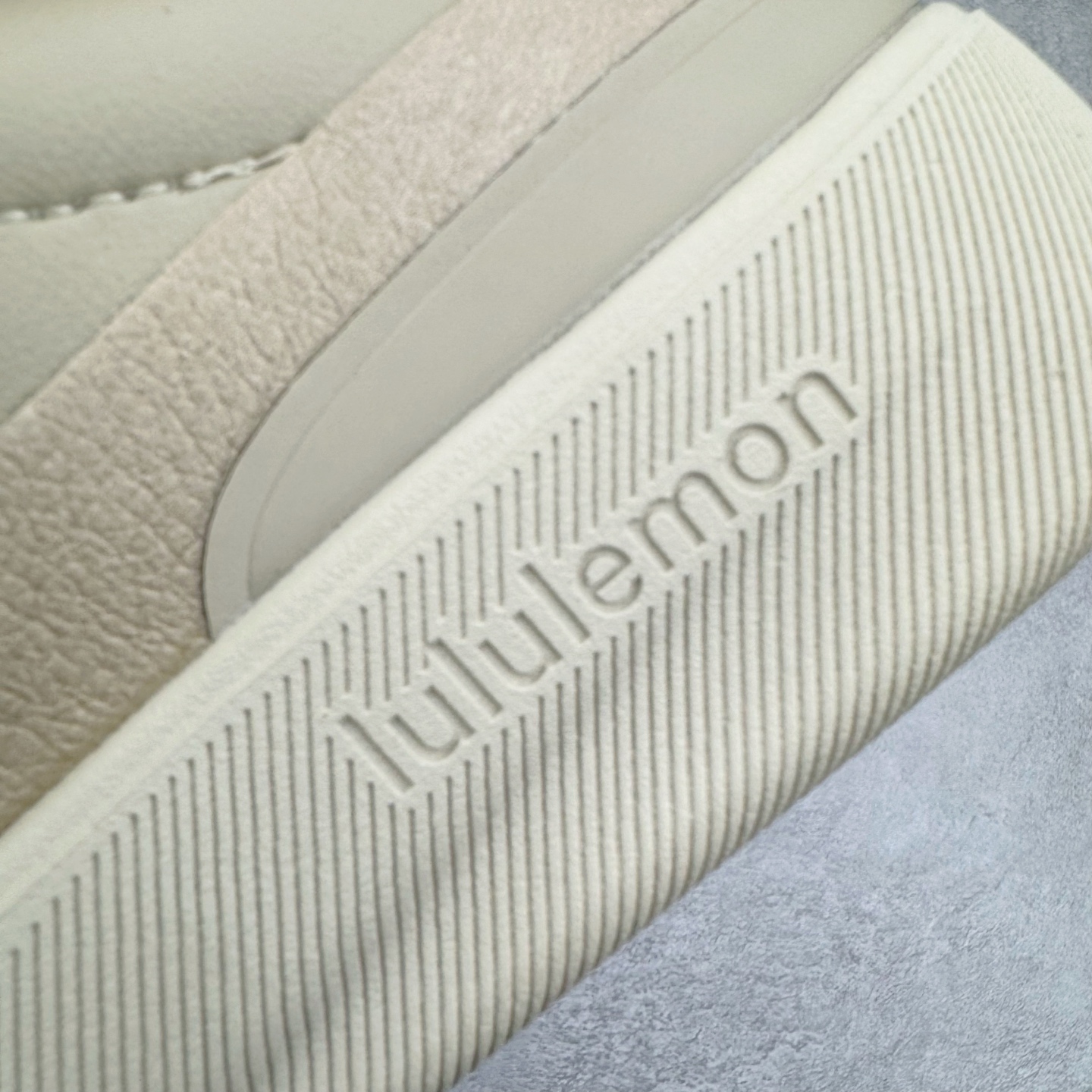 图片[10]-＃GD广顶 lululemon Cityverse 露露乐檬极简主义减震耐磨低帮生活休闲鞋 Cityverse将运动性能融入经典休闲鞋中，中底提供出色缓震，并贴合足部曲线，带来全天候的舒适感。鞋面采用两种材质拼接，且前半部分采用热熔压胶处理，无任何缝线，保留了鞋身整体性。模制泡沫的鞋垫带来上乘的脚感，在平日休闲穿着时不会磨脚，也能提供轻质软弹的效果。25年来，lululemon一直秉持“感受为先”的设计理念，并相信更好的感受带来更好的表现。此次男鞋的设计亦是如此。投入多年研究，针对男性在不同运动场景中的脚步形态设计了不同鞋履款式。同时，还进行了生物力学与形态学研究，为“他”带来更好的贴合度和感受。尺码：36 36.5 37.5 38 38.5 39 40 40.5 41 42 42.5 43 44 44.5 45-选品中心