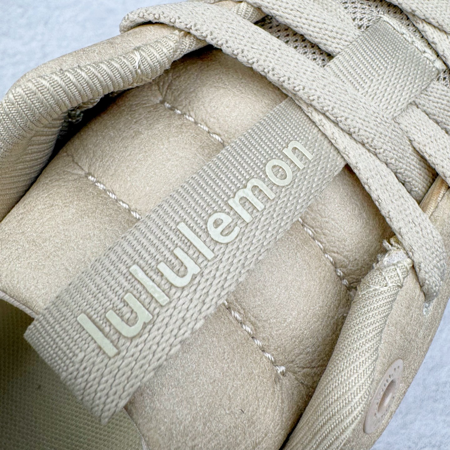 图片[14]-＃GD广顶 lululemon Cityverse 露露乐檬极简主义减震耐磨低帮生活休闲鞋 Cityverse将运动性能融入经典休闲鞋中，中底提供出色缓震，并贴合足部曲线，带来全天候的舒适感。鞋面采用两种材质拼接，且前半部分采用热熔压胶处理，无任何缝线，保留了鞋身整体性。模制泡沫的鞋垫带来上乘的脚感，在平日休闲穿着时不会磨脚，也能提供轻质软弹的效果。25年来，lululemon一直秉持“感受为先”的设计理念，并相信更好的感受带来更好的表现。此次男鞋的设计亦是如此。投入多年研究，针对男性在不同运动场景中的脚步形态设计了不同鞋履款式。同时，还进行了生物力学与形态学研究，为“他”带来更好的贴合度和感受。尺码：36 36.5 37.5 38 38.5 39 40 40.5 41 42 42.5 43 44 44.5 45-选品中心