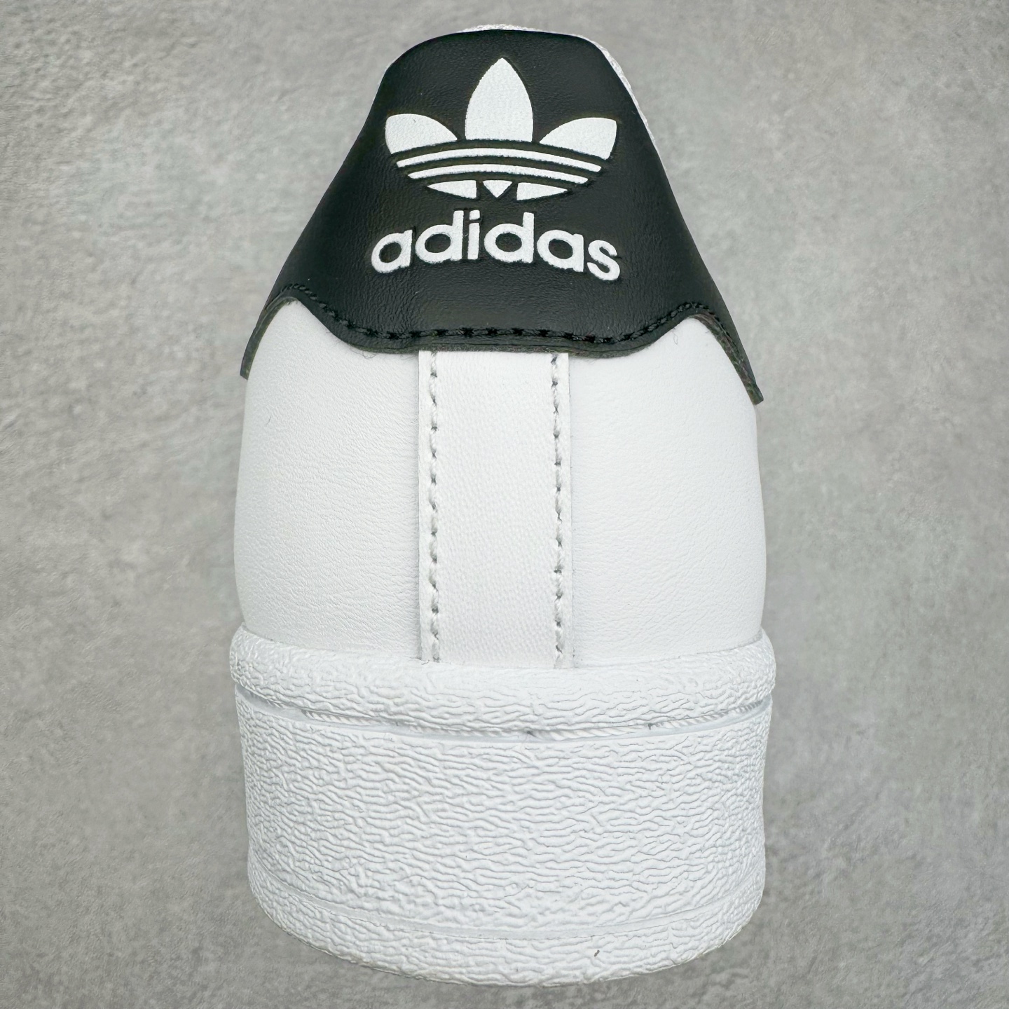 图片[8]-＃G版 AD Originals Superstar 经典贝壳头休闲板鞋 白黑 EG4958 市面最完美的贝壳头版型 2024全新细节 注意区分旧版 随意对比市面 知名大厂出品 正常个位数利润的单价 百分百全新货品 零氧化发霉 给足利润空间操作 独家控货 平台正单 全套原纸板楦头开发 每道工序同步公司流程 确保原汁原味 完美呈现原鞋版型 原厂高频磨具加持 精准内部资源对接 Logo字体百分百还原 全鞋电脑针车 Logo针车间距针数原版一致 皮料切割冲裁零瑕疵 原鞋一致含胶量超耐磨大底 大几率过验 不对比市面只对比原鞋 只服务最高端市场 诞生于1969年 是第一双将全皮面鞋 身与橡胶鞋头结合在一起的低帮篮球鞋 Superstar最开始 是作为高帮篮球鞋Pro Model的低帮版本而出现的 但因为其独特和醒目的橡胶鞋头造型而让大家熟知 被大家形象地称为\\\”shelltoe\\\”贝壳头 在70年代的美国职业篮球场上 接近3/4的NBA球员都将这双Superstar作为场上用鞋 80年代之后 经过不断的改良和发展 Superstar逐渐成为横跨时装、音乐、街头文化、休闲和运动等各大领域的时尚潮鞋 尺码：35.5 36 36.5 37 38 38.5 39 40 40.5 41 42 42.5 43 44 44.5 45 46-选品中心