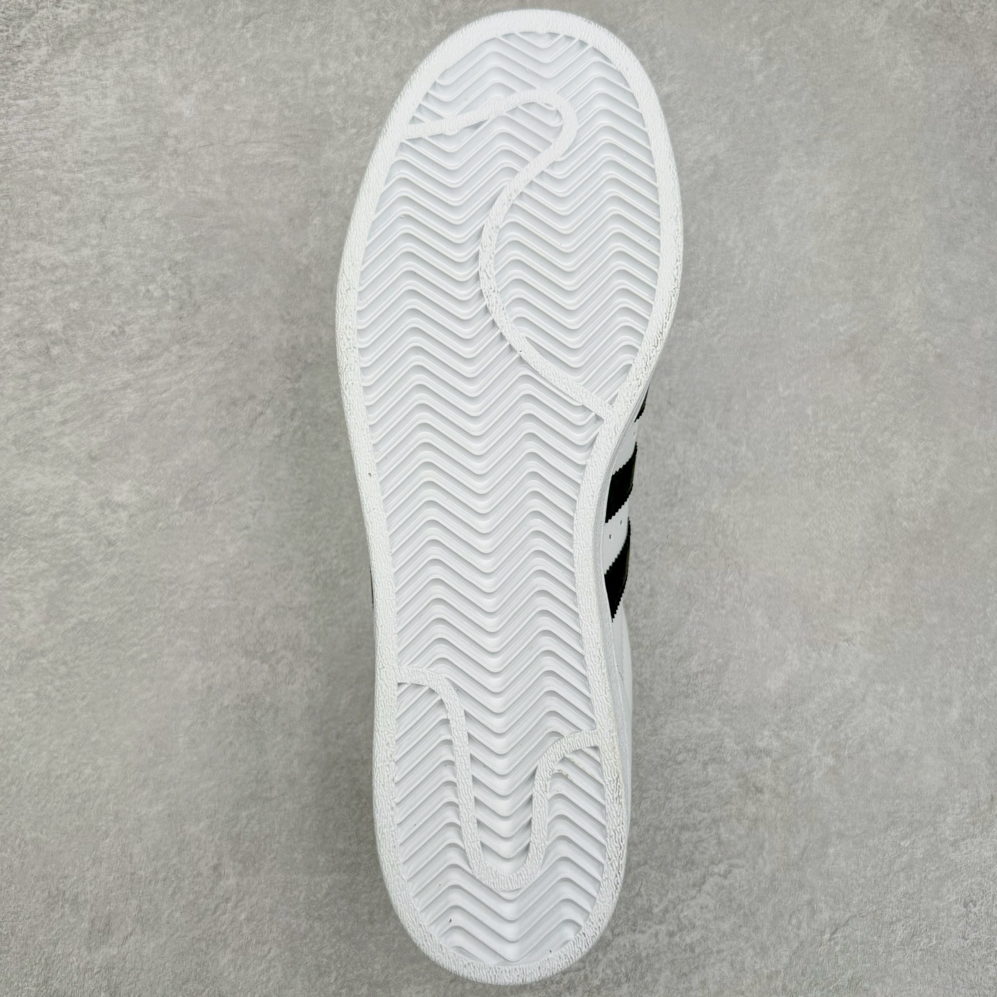 图片[9]-＃G版 AD Originals Superstar 经典贝壳头休闲板鞋 白黑 EG4958 市面最完美的贝壳头版型 2024全新细节 注意区分旧版 随意对比市面 知名大厂出品 正常个位数利润的单价 百分百全新货品 零氧化发霉 给足利润空间操作 独家控货 平台正单 全套原纸板楦头开发 每道工序同步公司流程 确保原汁原味 完美呈现原鞋版型 原厂高频磨具加持 精准内部资源对接 Logo字体百分百还原 全鞋电脑针车 Logo针车间距针数原版一致 皮料切割冲裁零瑕疵 原鞋一致含胶量超耐磨大底 大几率过验 不对比市面只对比原鞋 只服务最高端市场 诞生于1969年 是第一双将全皮面鞋 身与橡胶鞋头结合在一起的低帮篮球鞋 Superstar最开始 是作为高帮篮球鞋Pro Model的低帮版本而出现的 但因为其独特和醒目的橡胶鞋头造型而让大家熟知 被大家形象地称为\\\”shelltoe\\\”贝壳头 在70年代的美国职业篮球场上 接近3/4的NBA球员都将这双Superstar作为场上用鞋 80年代之后 经过不断的改良和发展 Superstar逐渐成为横跨时装、音乐、街头文化、休闲和运动等各大领域的时尚潮鞋 尺码：35.5 36 36.5 37 38 38.5 39 40 40.5 41 42 42.5 43 44 44.5 45 46-选品中心