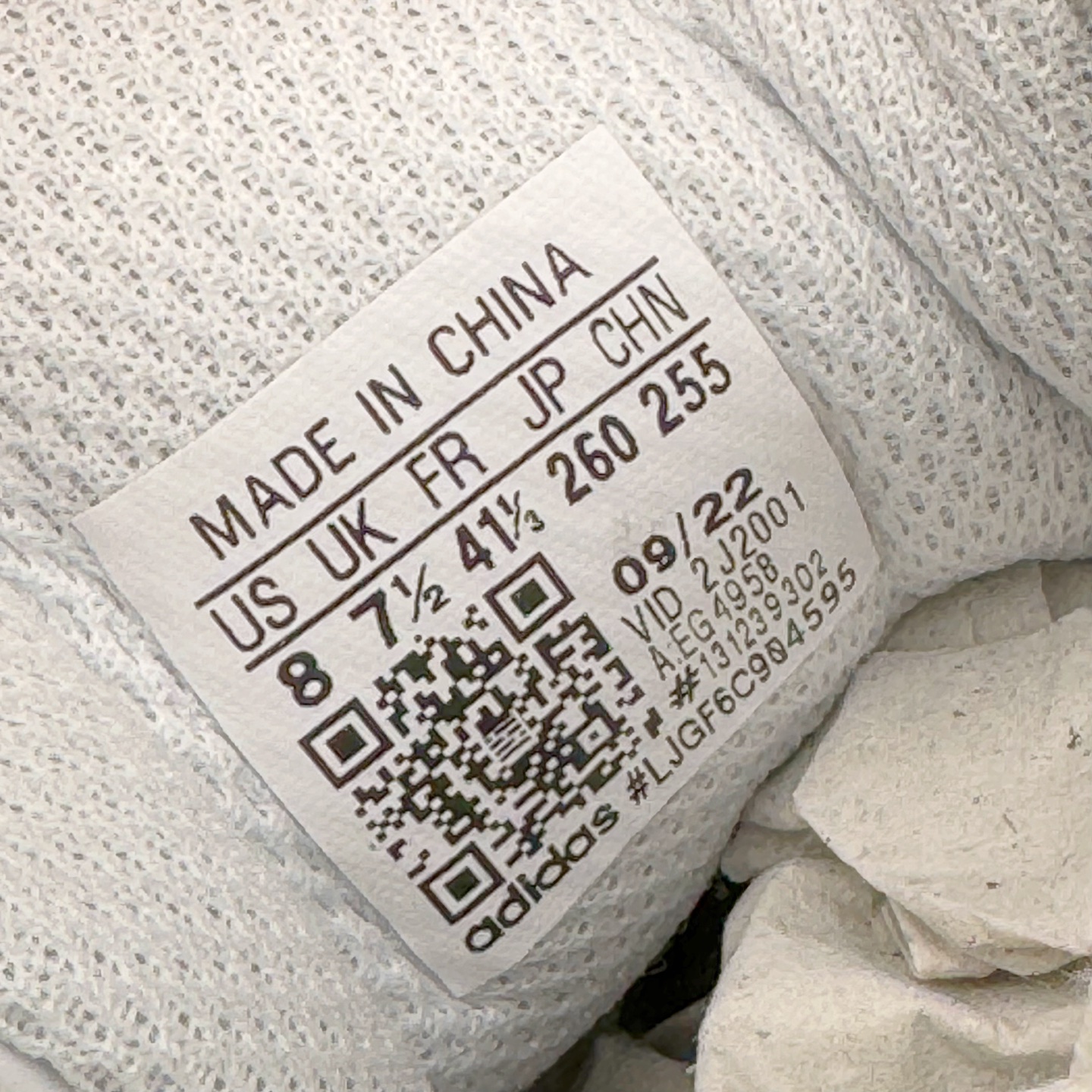 图片[10]-＃G版 AD Originals Superstar 经典贝壳头休闲板鞋 白黑 EG4958 市面最完美的贝壳头版型 2024全新细节 注意区分旧版 随意对比市面 知名大厂出品 正常个位数利润的单价 百分百全新货品 零氧化发霉 给足利润空间操作 独家控货 平台正单 全套原纸板楦头开发 每道工序同步公司流程 确保原汁原味 完美呈现原鞋版型 原厂高频磨具加持 精准内部资源对接 Logo字体百分百还原 全鞋电脑针车 Logo针车间距针数原版一致 皮料切割冲裁零瑕疵 原鞋一致含胶量超耐磨大底 大几率过验 不对比市面只对比原鞋 只服务最高端市场 诞生于1969年 是第一双将全皮面鞋 身与橡胶鞋头结合在一起的低帮篮球鞋 Superstar最开始 是作为高帮篮球鞋Pro Model的低帮版本而出现的 但因为其独特和醒目的橡胶鞋头造型而让大家熟知 被大家形象地称为\\\”shelltoe\\\”贝壳头 在70年代的美国职业篮球场上 接近3/4的NBA球员都将这双Superstar作为场上用鞋 80年代之后 经过不断的改良和发展 Superstar逐渐成为横跨时装、音乐、街头文化、休闲和运动等各大领域的时尚潮鞋 尺码：35.5 36 36.5 37 38 38.5 39 40 40.5 41 42 42.5 43 44 44.5 45 46-选品中心