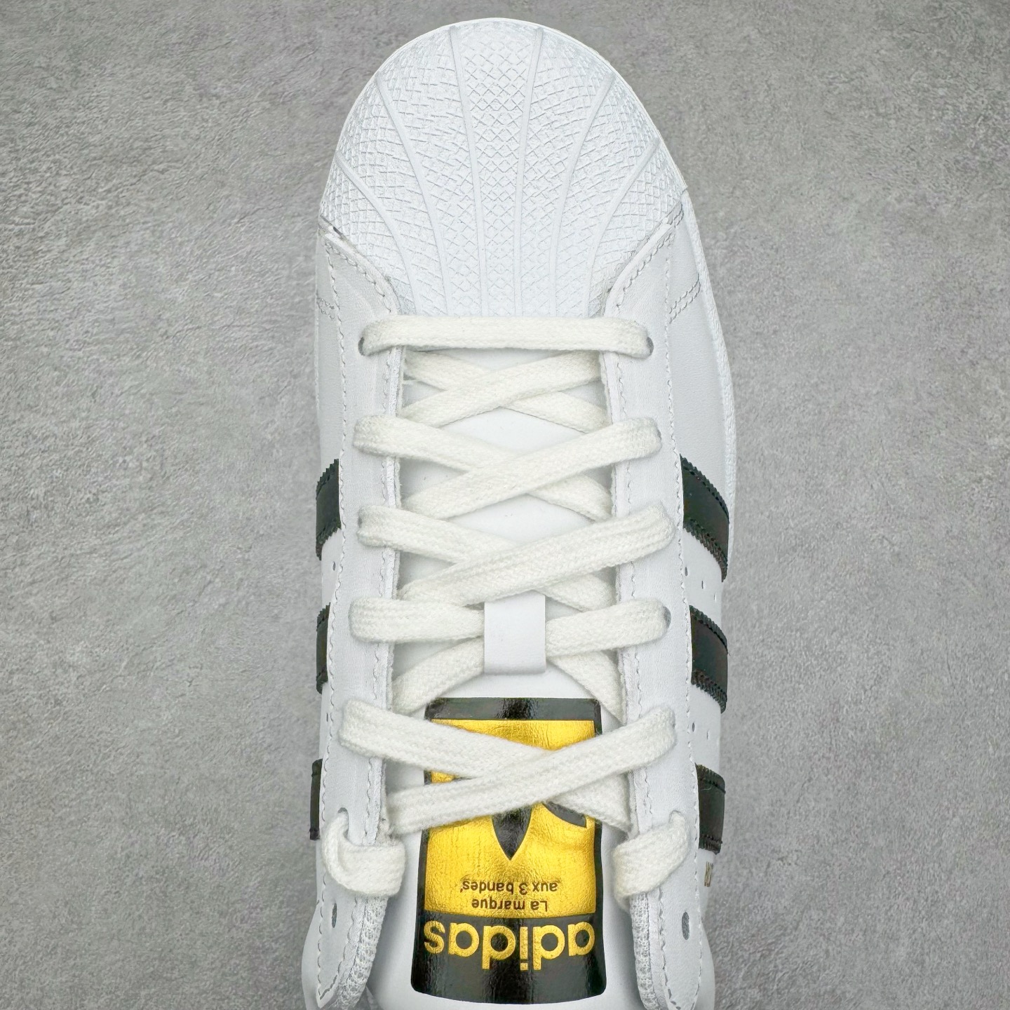 图片[4]-＃G版 AD Originals Superstar 经典贝壳头休闲板鞋 白黑 EG4958 市面最完美的贝壳头版型 2024全新细节 注意区分旧版 随意对比市面 知名大厂出品 正常个位数利润的单价 百分百全新货品 零氧化发霉 给足利润空间操作 独家控货 平台正单 全套原纸板楦头开发 每道工序同步公司流程 确保原汁原味 完美呈现原鞋版型 原厂高频磨具加持 精准内部资源对接 Logo字体百分百还原 全鞋电脑针车 Logo针车间距针数原版一致 皮料切割冲裁零瑕疵 原鞋一致含胶量超耐磨大底 大几率过验 不对比市面只对比原鞋 只服务最高端市场 诞生于1969年 是第一双将全皮面鞋 身与橡胶鞋头结合在一起的低帮篮球鞋 Superstar最开始 是作为高帮篮球鞋Pro Model的低帮版本而出现的 但因为其独特和醒目的橡胶鞋头造型而让大家熟知 被大家形象地称为\\\”shelltoe\\\”贝壳头 在70年代的美国职业篮球场上 接近3/4的NBA球员都将这双Superstar作为场上用鞋 80年代之后 经过不断的改良和发展 Superstar逐渐成为横跨时装、音乐、街头文化、休闲和运动等各大领域的时尚潮鞋 尺码：35.5 36 36.5 37 38 38.5 39 40 40.5 41 42 42.5 43 44 44.5 45 46-选品中心