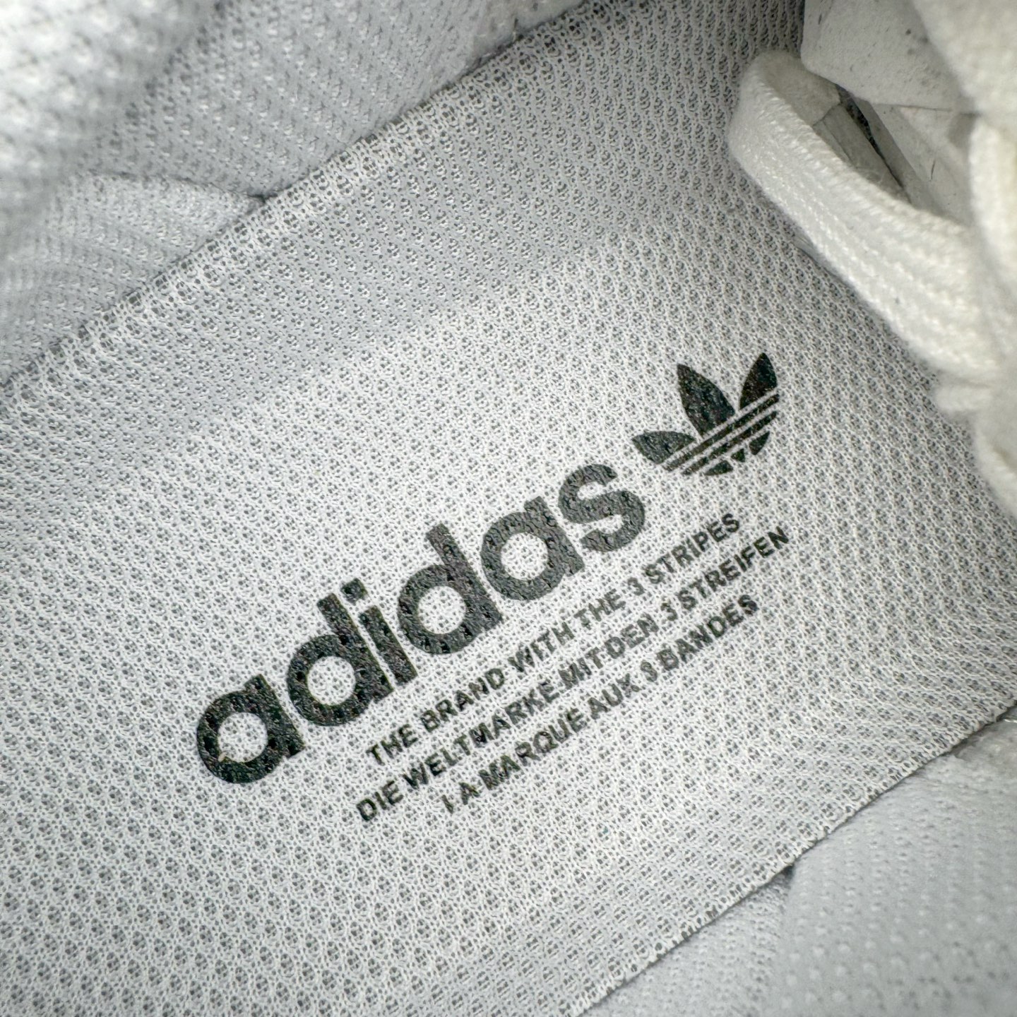 图片[12]-＃G版 AD Originals Superstar 经典贝壳头休闲板鞋 白黑 EG4958 市面最完美的贝壳头版型 2024全新细节 注意区分旧版 随意对比市面 知名大厂出品 正常个位数利润的单价 百分百全新货品 零氧化发霉 给足利润空间操作 独家控货 平台正单 全套原纸板楦头开发 每道工序同步公司流程 确保原汁原味 完美呈现原鞋版型 原厂高频磨具加持 精准内部资源对接 Logo字体百分百还原 全鞋电脑针车 Logo针车间距针数原版一致 皮料切割冲裁零瑕疵 原鞋一致含胶量超耐磨大底 大几率过验 不对比市面只对比原鞋 只服务最高端市场 诞生于1969年 是第一双将全皮面鞋 身与橡胶鞋头结合在一起的低帮篮球鞋 Superstar最开始 是作为高帮篮球鞋Pro Model的低帮版本而出现的 但因为其独特和醒目的橡胶鞋头造型而让大家熟知 被大家形象地称为\\\”shelltoe\\\”贝壳头 在70年代的美国职业篮球场上 接近3/4的NBA球员都将这双Superstar作为场上用鞋 80年代之后 经过不断的改良和发展 Superstar逐渐成为横跨时装、音乐、街头文化、休闲和运动等各大领域的时尚潮鞋 尺码：35.5 36 36.5 37 38 38.5 39 40 40.5 41 42 42.5 43 44 44.5 45 46-选品中心