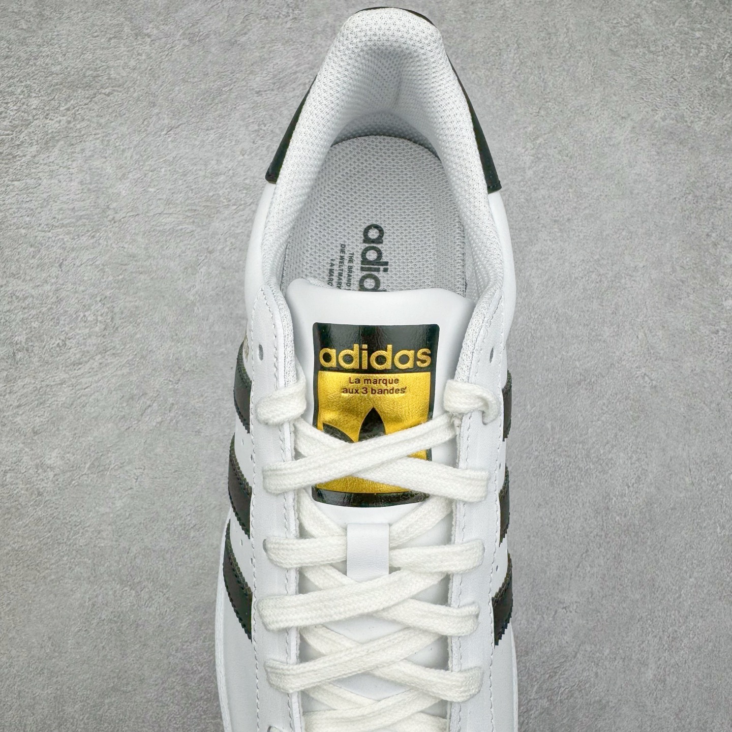 图片[5]-＃G版 AD Originals Superstar 经典贝壳头休闲板鞋 白黑 EG4958 市面最完美的贝壳头版型 2024全新细节 注意区分旧版 随意对比市面 知名大厂出品 正常个位数利润的单价 百分百全新货品 零氧化发霉 给足利润空间操作 独家控货 平台正单 全套原纸板楦头开发 每道工序同步公司流程 确保原汁原味 完美呈现原鞋版型 原厂高频磨具加持 精准内部资源对接 Logo字体百分百还原 全鞋电脑针车 Logo针车间距针数原版一致 皮料切割冲裁零瑕疵 原鞋一致含胶量超耐磨大底 大几率过验 不对比市面只对比原鞋 只服务最高端市场 诞生于1969年 是第一双将全皮面鞋 身与橡胶鞋头结合在一起的低帮篮球鞋 Superstar最开始 是作为高帮篮球鞋Pro Model的低帮版本而出现的 但因为其独特和醒目的橡胶鞋头造型而让大家熟知 被大家形象地称为\\\”shelltoe\\\”贝壳头 在70年代的美国职业篮球场上 接近3/4的NBA球员都将这双Superstar作为场上用鞋 80年代之后 经过不断的改良和发展 Superstar逐渐成为横跨时装、音乐、街头文化、休闲和运动等各大领域的时尚潮鞋 尺码：35.5 36 36.5 37 38 38.5 39 40 40.5 41 42 42.5 43 44 44.5 45 46-选品中心