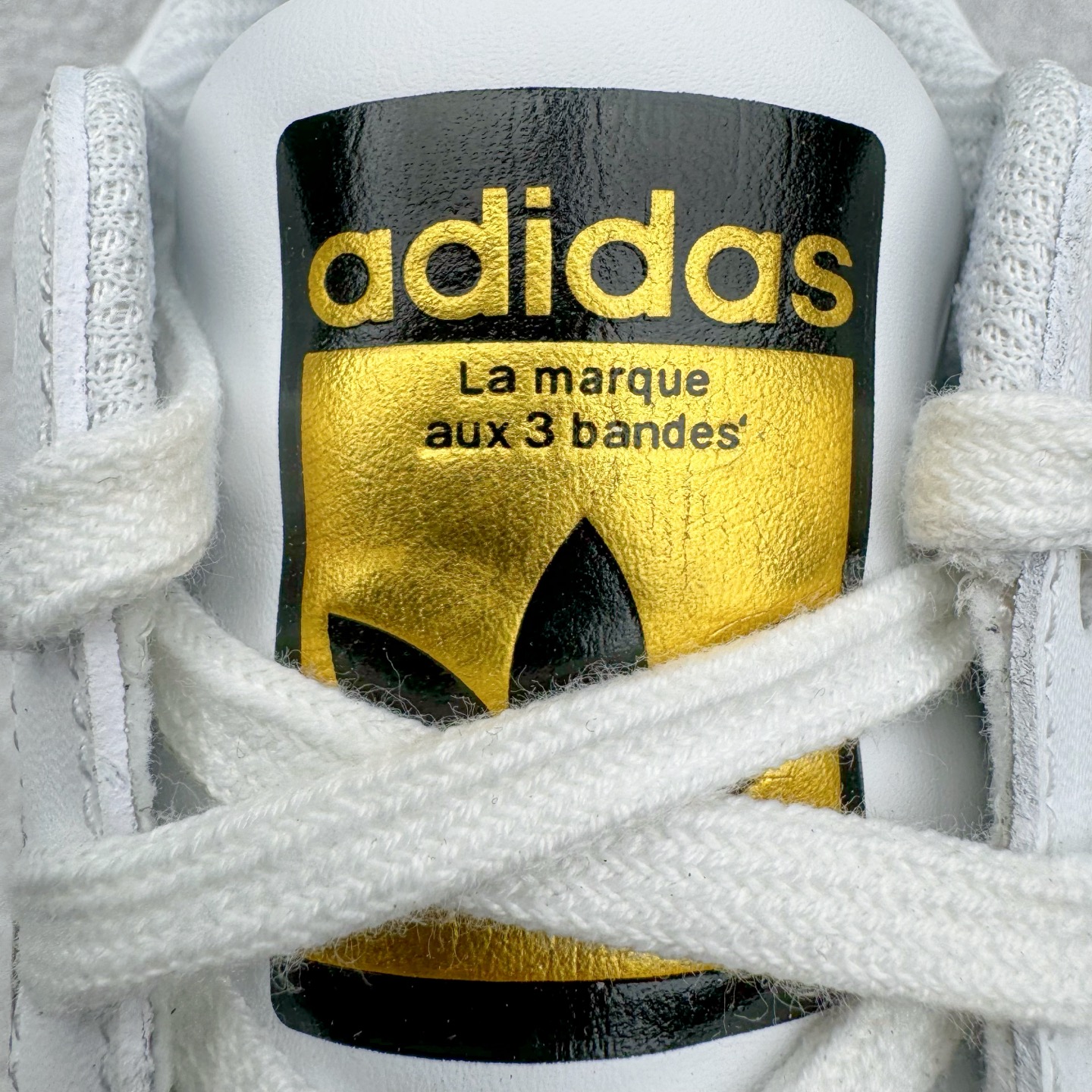 图片[13]-＃G版 AD Originals Superstar 经典贝壳头休闲板鞋 白黑 EG4958 市面最完美的贝壳头版型 2024全新细节 注意区分旧版 随意对比市面 知名大厂出品 正常个位数利润的单价 百分百全新货品 零氧化发霉 给足利润空间操作 独家控货 平台正单 全套原纸板楦头开发 每道工序同步公司流程 确保原汁原味 完美呈现原鞋版型 原厂高频磨具加持 精准内部资源对接 Logo字体百分百还原 全鞋电脑针车 Logo针车间距针数原版一致 皮料切割冲裁零瑕疵 原鞋一致含胶量超耐磨大底 大几率过验 不对比市面只对比原鞋 只服务最高端市场 诞生于1969年 是第一双将全皮面鞋 身与橡胶鞋头结合在一起的低帮篮球鞋 Superstar最开始 是作为高帮篮球鞋Pro Model的低帮版本而出现的 但因为其独特和醒目的橡胶鞋头造型而让大家熟知 被大家形象地称为\\\”shelltoe\\\”贝壳头 在70年代的美国职业篮球场上 接近3/4的NBA球员都将这双Superstar作为场上用鞋 80年代之后 经过不断的改良和发展 Superstar逐渐成为横跨时装、音乐、街头文化、休闲和运动等各大领域的时尚潮鞋 尺码：35.5 36 36.5 37 38 38.5 39 40 40.5 41 42 42.5 43 44 44.5 45 46-选品中心