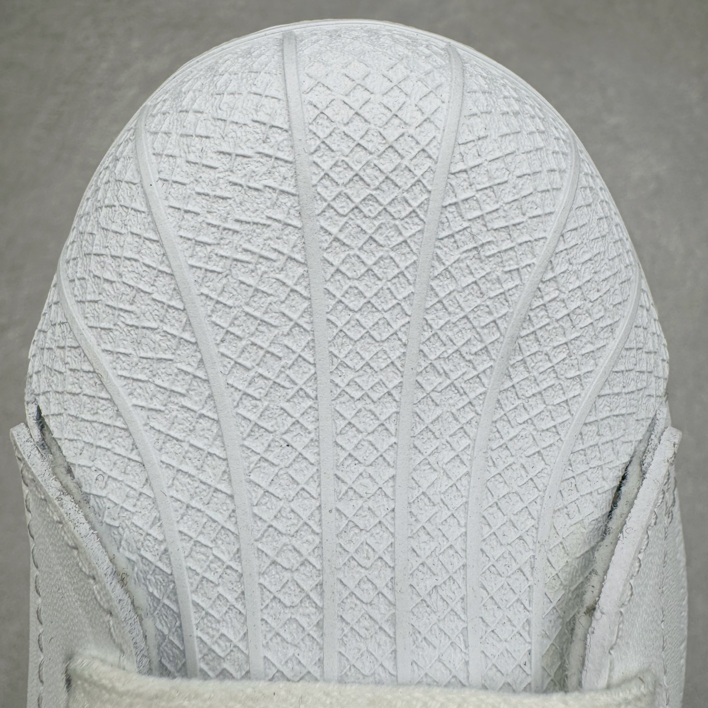 图片[14]-＃G版 AD Originals Superstar 经典贝壳头休闲板鞋 白黑 EG4958 市面最完美的贝壳头版型 2024全新细节 注意区分旧版 随意对比市面 知名大厂出品 正常个位数利润的单价 百分百全新货品 零氧化发霉 给足利润空间操作 独家控货 平台正单 全套原纸板楦头开发 每道工序同步公司流程 确保原汁原味 完美呈现原鞋版型 原厂高频磨具加持 精准内部资源对接 Logo字体百分百还原 全鞋电脑针车 Logo针车间距针数原版一致 皮料切割冲裁零瑕疵 原鞋一致含胶量超耐磨大底 大几率过验 不对比市面只对比原鞋 只服务最高端市场 诞生于1969年 是第一双将全皮面鞋 身与橡胶鞋头结合在一起的低帮篮球鞋 Superstar最开始 是作为高帮篮球鞋Pro Model的低帮版本而出现的 但因为其独特和醒目的橡胶鞋头造型而让大家熟知 被大家形象地称为\\\”shelltoe\\\”贝壳头 在70年代的美国职业篮球场上 接近3/4的NBA球员都将这双Superstar作为场上用鞋 80年代之后 经过不断的改良和发展 Superstar逐渐成为横跨时装、音乐、街头文化、休闲和运动等各大领域的时尚潮鞋 尺码：35.5 36 36.5 37 38 38.5 39 40 40.5 41 42 42.5 43 44 44.5 45 46-选品中心