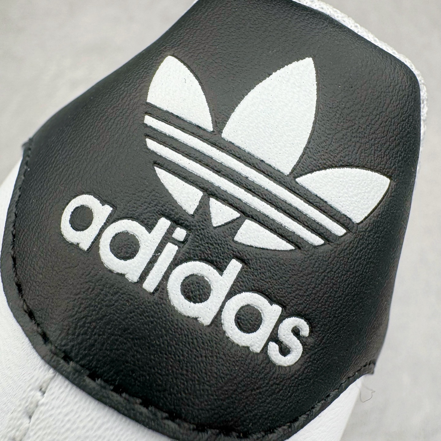 图片[15]-＃G版 AD Originals Superstar 经典贝壳头休闲板鞋 白黑 EG4958 市面最完美的贝壳头版型 2024全新细节 注意区分旧版 随意对比市面 知名大厂出品 正常个位数利润的单价 百分百全新货品 零氧化发霉 给足利润空间操作 独家控货 平台正单 全套原纸板楦头开发 每道工序同步公司流程 确保原汁原味 完美呈现原鞋版型 原厂高频磨具加持 精准内部资源对接 Logo字体百分百还原 全鞋电脑针车 Logo针车间距针数原版一致 皮料切割冲裁零瑕疵 原鞋一致含胶量超耐磨大底 大几率过验 不对比市面只对比原鞋 只服务最高端市场 诞生于1969年 是第一双将全皮面鞋 身与橡胶鞋头结合在一起的低帮篮球鞋 Superstar最开始 是作为高帮篮球鞋Pro Model的低帮版本而出现的 但因为其独特和醒目的橡胶鞋头造型而让大家熟知 被大家形象地称为\\\”shelltoe\\\”贝壳头 在70年代的美国职业篮球场上 接近3/4的NBA球员都将这双Superstar作为场上用鞋 80年代之后 经过不断的改良和发展 Superstar逐渐成为横跨时装、音乐、街头文化、休闲和运动等各大领域的时尚潮鞋 尺码：35.5 36 36.5 37 38 38.5 39 40 40.5 41 42 42.5 43 44 44.5 45 46-选品中心