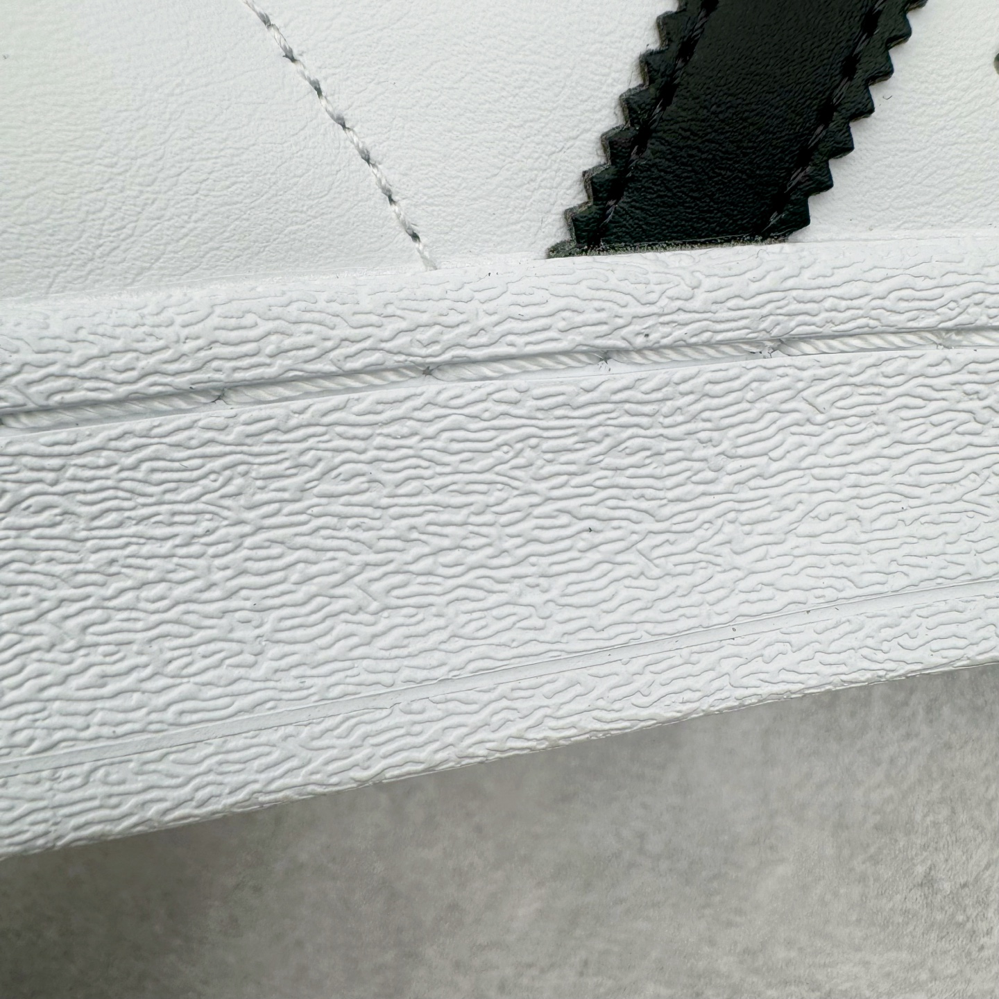 图片[18]-＃G版 AD Originals Superstar 经典贝壳头休闲板鞋 白黑 EG4958 市面最完美的贝壳头版型 2024全新细节 注意区分旧版 随意对比市面 知名大厂出品 正常个位数利润的单价 百分百全新货品 零氧化发霉 给足利润空间操作 独家控货 平台正单 全套原纸板楦头开发 每道工序同步公司流程 确保原汁原味 完美呈现原鞋版型 原厂高频磨具加持 精准内部资源对接 Logo字体百分百还原 全鞋电脑针车 Logo针车间距针数原版一致 皮料切割冲裁零瑕疵 原鞋一致含胶量超耐磨大底 大几率过验 不对比市面只对比原鞋 只服务最高端市场 诞生于1969年 是第一双将全皮面鞋 身与橡胶鞋头结合在一起的低帮篮球鞋 Superstar最开始 是作为高帮篮球鞋Pro Model的低帮版本而出现的 但因为其独特和醒目的橡胶鞋头造型而让大家熟知 被大家形象地称为\\\”shelltoe\\\”贝壳头 在70年代的美国职业篮球场上 接近3/4的NBA球员都将这双Superstar作为场上用鞋 80年代之后 经过不断的改良和发展 Superstar逐渐成为横跨时装、音乐、街头文化、休闲和运动等各大领域的时尚潮鞋 尺码：35.5 36 36.5 37 38 38.5 39 40 40.5 41 42 42.5 43 44 44.5 45 46-选品中心