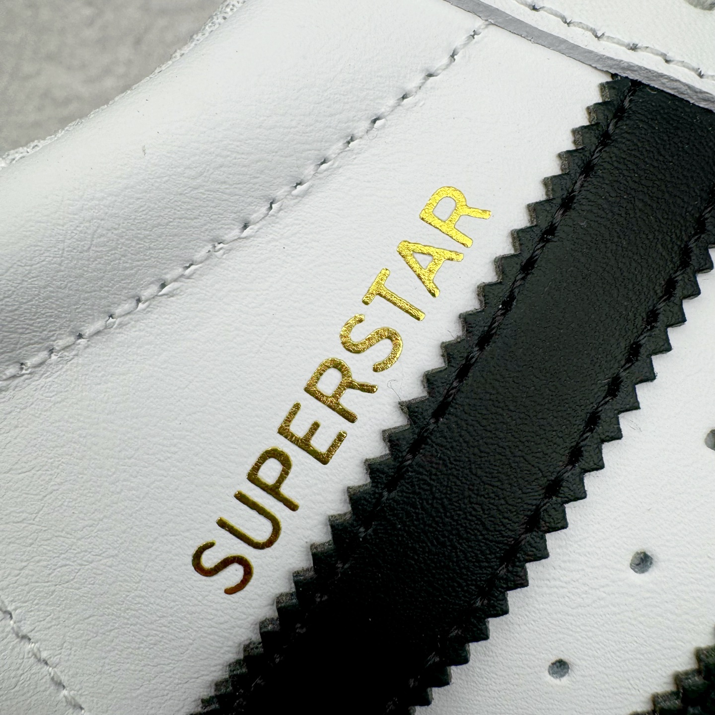 图片[16]-＃G版 AD Originals Superstar 经典贝壳头休闲板鞋 白黑 EG4958 市面最完美的贝壳头版型 2024全新细节 注意区分旧版 随意对比市面 知名大厂出品 正常个位数利润的单价 百分百全新货品 零氧化发霉 给足利润空间操作 独家控货 平台正单 全套原纸板楦头开发 每道工序同步公司流程 确保原汁原味 完美呈现原鞋版型 原厂高频磨具加持 精准内部资源对接 Logo字体百分百还原 全鞋电脑针车 Logo针车间距针数原版一致 皮料切割冲裁零瑕疵 原鞋一致含胶量超耐磨大底 大几率过验 不对比市面只对比原鞋 只服务最高端市场 诞生于1969年 是第一双将全皮面鞋 身与橡胶鞋头结合在一起的低帮篮球鞋 Superstar最开始 是作为高帮篮球鞋Pro Model的低帮版本而出现的 但因为其独特和醒目的橡胶鞋头造型而让大家熟知 被大家形象地称为\\\”shelltoe\\\”贝壳头 在70年代的美国职业篮球场上 接近3/4的NBA球员都将这双Superstar作为场上用鞋 80年代之后 经过不断的改良和发展 Superstar逐渐成为横跨时装、音乐、街头文化、休闲和运动等各大领域的时尚潮鞋 尺码：35.5 36 36.5 37 38 38.5 39 40 40.5 41 42 42.5 43 44 44.5 45 46-选品中心
