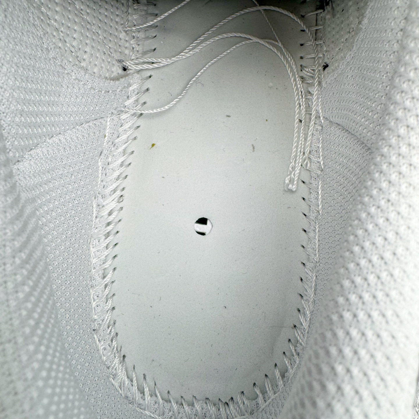 图片[11]-＃G版 AD Originals Superstar 经典贝壳头休闲板鞋 白黑 EG4958 市面最完美的贝壳头版型 2024全新细节 注意区分旧版 随意对比市面 知名大厂出品 正常个位数利润的单价 百分百全新货品 零氧化发霉 给足利润空间操作 独家控货 平台正单 全套原纸板楦头开发 每道工序同步公司流程 确保原汁原味 完美呈现原鞋版型 原厂高频磨具加持 精准内部资源对接 Logo字体百分百还原 全鞋电脑针车 Logo针车间距针数原版一致 皮料切割冲裁零瑕疵 原鞋一致含胶量超耐磨大底 大几率过验 不对比市面只对比原鞋 只服务最高端市场 诞生于1969年 是第一双将全皮面鞋 身与橡胶鞋头结合在一起的低帮篮球鞋 Superstar最开始 是作为高帮篮球鞋Pro Model的低帮版本而出现的 但因为其独特和醒目的橡胶鞋头造型而让大家熟知 被大家形象地称为\\\”shelltoe\\\”贝壳头 在70年代的美国职业篮球场上 接近3/4的NBA球员都将这双Superstar作为场上用鞋 80年代之后 经过不断的改良和发展 Superstar逐渐成为横跨时装、音乐、街头文化、休闲和运动等各大领域的时尚潮鞋 尺码：35.5 36 36.5 37 38 38.5 39 40 40.5 41 42 42.5 43 44 44.5 45 46-选品中心