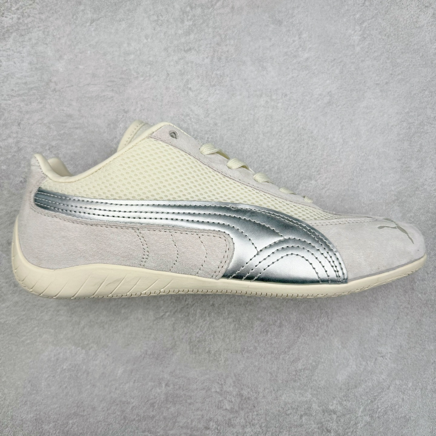 ＃TG特价福利 PUMA Speedca OG 彪马极速赛车系列低帮德训风拼接复古百搭休闲运动赛车鞋 鞋款从80、90年代赛车手所穿的防火赛车鞋为原型，鞋身线条模仿了赛车的流线廓形，体现了空气动力学原理的结构。简约流畅的外观，恰好又和贯穿其中的Formstrip Logo融合恰到好处，视觉上细节丰富且协调。本次Speedcat OG鞋款归来，最大看点自然式保留了窄版鞋型以及薄底构造。这两年各品牌鞋底越做越厚，Speedcat反其道而行之，上脚几乎无鞋底的效果带来耳目一新的视觉体验。鞋面依旧是以质感细腻的麂皮材质打造，并且大面积近乎全包裹的使用，复古味道也愈发浓烈。配色上更是将最原始的黑色和红色带回，向F1赛车队的标志性队服致敬。相信让各位一眼种草的更多是出挑的大红色，上脚即可瞬间点亮整体造型，在以球鞋为核心的OOTD中脱颖而出。而另一款黑色则是低调的万金油，彰显新潮个性的同时又不喧宾夺主，也是热爱简约系穿搭朋友的首选。 尺码：35.5 36 37 37.5 38 38.5 39 40 40.5 41 42 42.5 43 44 44.5 45-选品中心