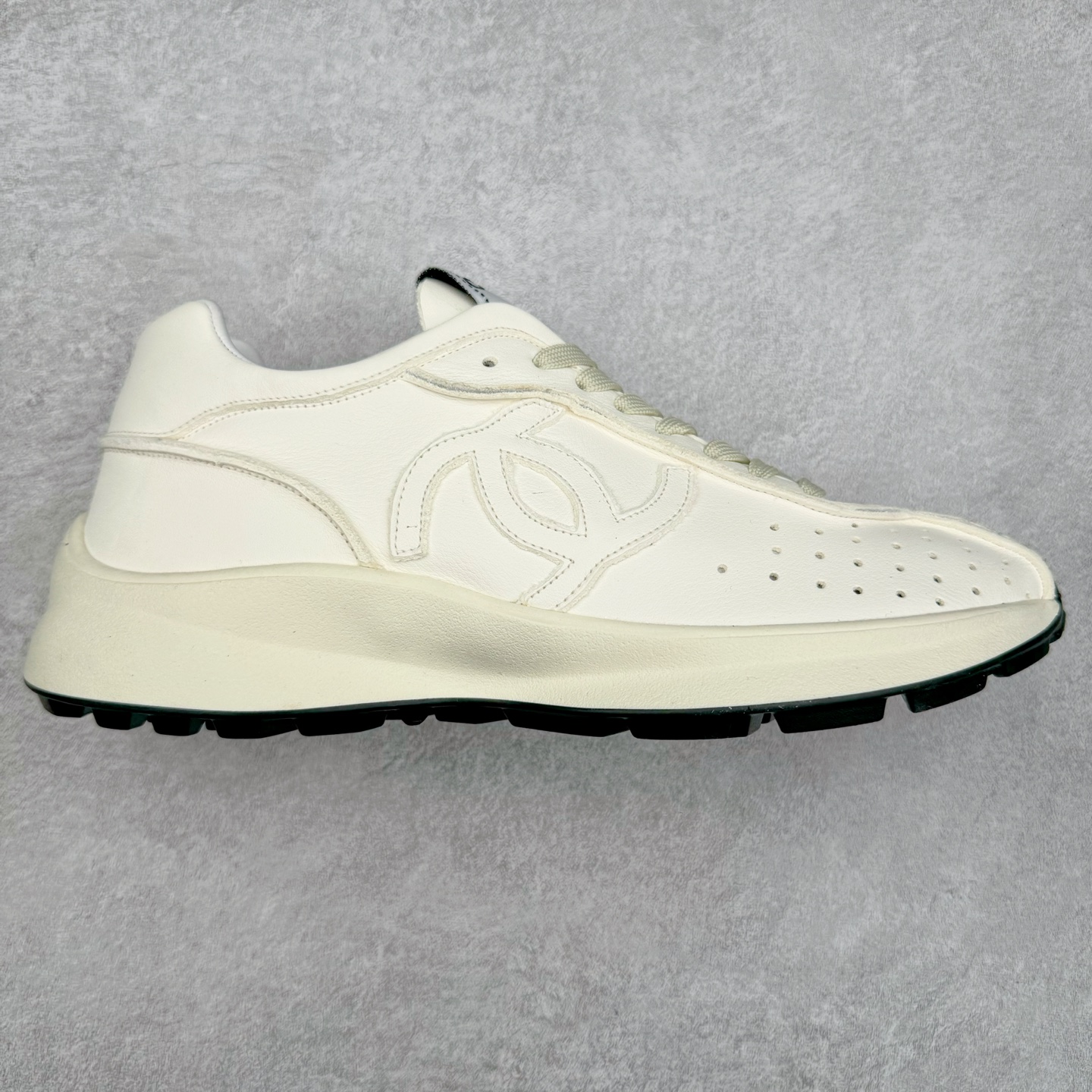 𝗖𝗛𝗔𝗡𝗟||香奈儿 小香𝟐𝟎𝟐𝟓C 德训鞋熊猫鞋 超软休闲增高 众多明星推荐上脚 【MAX纯原东莞大厂顶级品质】 ～出入𝐙𝐆无压力 超轻超软小白鞋～3.5cm超轻厚底～很q彈又軟～巨巨好穿～上脚超级轻便舒适～强烈的踩屎感～脚踩棉花糖一样～暴走两万步～不累脚～日常穿搭的完美选择 【独家𝐙𝐏一致对版材质】 ⇢鞋面：独家原版定制❶米白色无铬柔牛皮面 ❷定制贴摔纹牛皮灰白色牛层 ⇢内里：独家原版定制 ❶柔软米白色羊皮里 ❷柔软浅灰色羊皮里透气三明治网布 ⇢垫脚：独家原版定制吸汗莱卡布注塑eva脚床 ⇢大底：独家原版开发私摸双拼tpr大底 【底高：2.5cm左右】 懂货的自然懂～代购品质绝对完全不一样 ⇢𝐒𝐈𝐙𝐄：35、36、37、38、39、40 𝗖𝗛𝗔𝗡𝗟||香奈儿 小香𝟐𝟎𝟐𝟓C 德训鞋熊猫鞋 超软休闲增高 众多明星推荐上脚 【MAX纯原东莞大厂顶级品质】 ～出入𝐙𝐆无压力 超轻超软小白鞋～3.5cm超轻厚底～很q彈又軟～巨巨好穿～上脚超级轻便舒适～强烈的踩屎感～脚踩棉花糖一样～暴走两万步～不累脚～日常穿搭的完美选择 【独家𝐙𝐏一致对版材质】 ⇢鞋面：独家原版定制❶米白色无铬柔牛皮面 ❷定制贴摔纹牛皮灰白色牛层 ⇢内里：独家原版定制 ❶柔软米白色羊皮里 ❷柔软浅灰色羊皮里透气三明治网布 ⇢垫脚：独家原版定制吸汗莱卡布注塑eva脚床 ⇢大底：独家原版开发私摸双拼tpr大底 【底高：2.5cm左右】 懂货的自然懂～代购品质绝对完全不一样 ⇢𝐒𝐈𝐙𝐄：35、36、37、38、39、40-选品中心