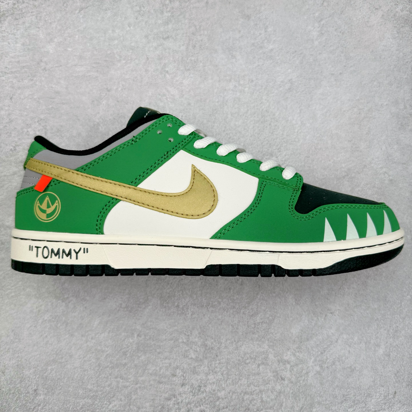 NK Dunk Low 定制配色 ZZ1998-006 大厂出品 极力推荐 原装头层材料 独家版型蒸餾加工帶來的是更好的视觉和脚感体验大厂纯原品质出货 清洁度 电绣工艺 皮料切割干净无任何毛边 细节完美 实拍调校N版已经零色差零失真 百分百还原实物色彩所见即所得 不存在货不对板色差等低级问题 选购参考实物拍摄 不混卖不参货 只用心做好货严格选品 承诺混一赔十 尺码：36 36.5 37.5 38 38.5 39 40 40.5 41 42 42.5 43 44 44.5 45-选品中心