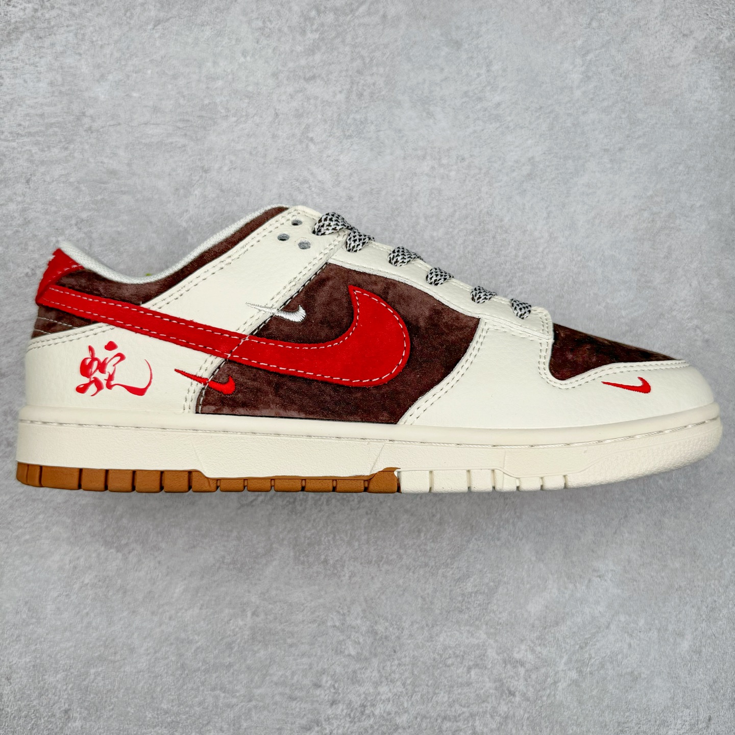 NK Dunk Low 定制配色 CF3688-001 大厂出品 极力推荐 原装头层材料 独家版型蒸餾加工帶來的是更好的视觉和脚感体验大厂纯原品质出货 清洁度 电绣工艺 皮料切割干净无任何毛边 细节完美 实拍调校N版已经零色差零失真 百分百还原实物色彩所见即所得 不存在货不对板色差等低级问题 选购参考实物拍摄 不混卖不参货 只用心做好货严格选品 承诺混一赔十 尺码：36 36.5 37.5 38 38.5 39 40 40.5 41 42 42.5 43 44 44.5 45-选品中心