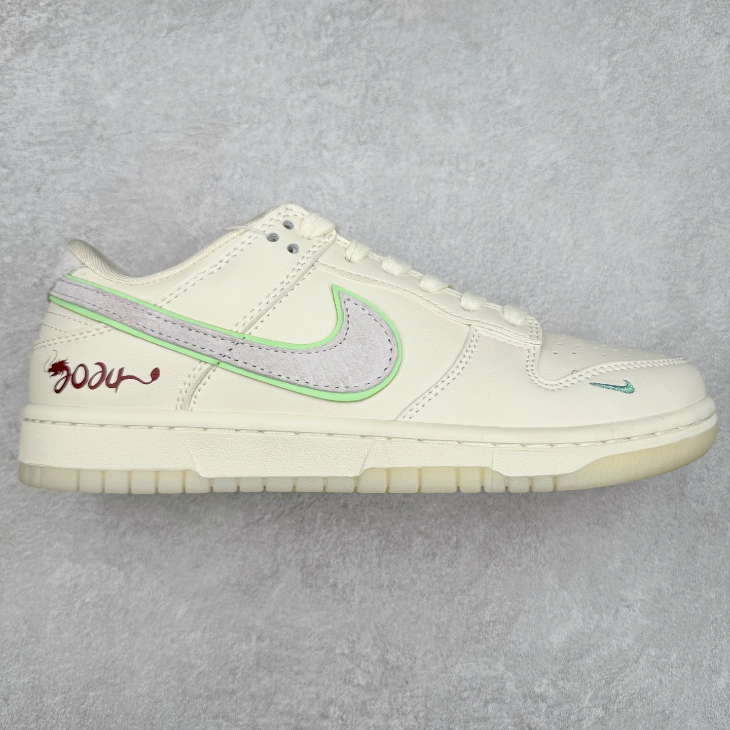 NK Dunk Low 定制配色 SJ2558-017 大厂出品 极力推荐 原装头层材料 独家版型蒸餾加工帶來的是更好的视觉和脚感体验大厂纯原品质出货 清洁度 电绣工艺 皮料切割干净无任何毛边 细节完美 实拍调校N版已经零色差零失真 百分百还原实物色彩所见即所得 不存在货不对板色差等低级问题 选购参考实物拍摄 不混卖不参货 只用心做好货严格选品 承诺混一赔十 尺码：36 36.5 37.5 38 38.5 39 40 40.5 41 42 42.5 43 44 44.5 45-选品中心