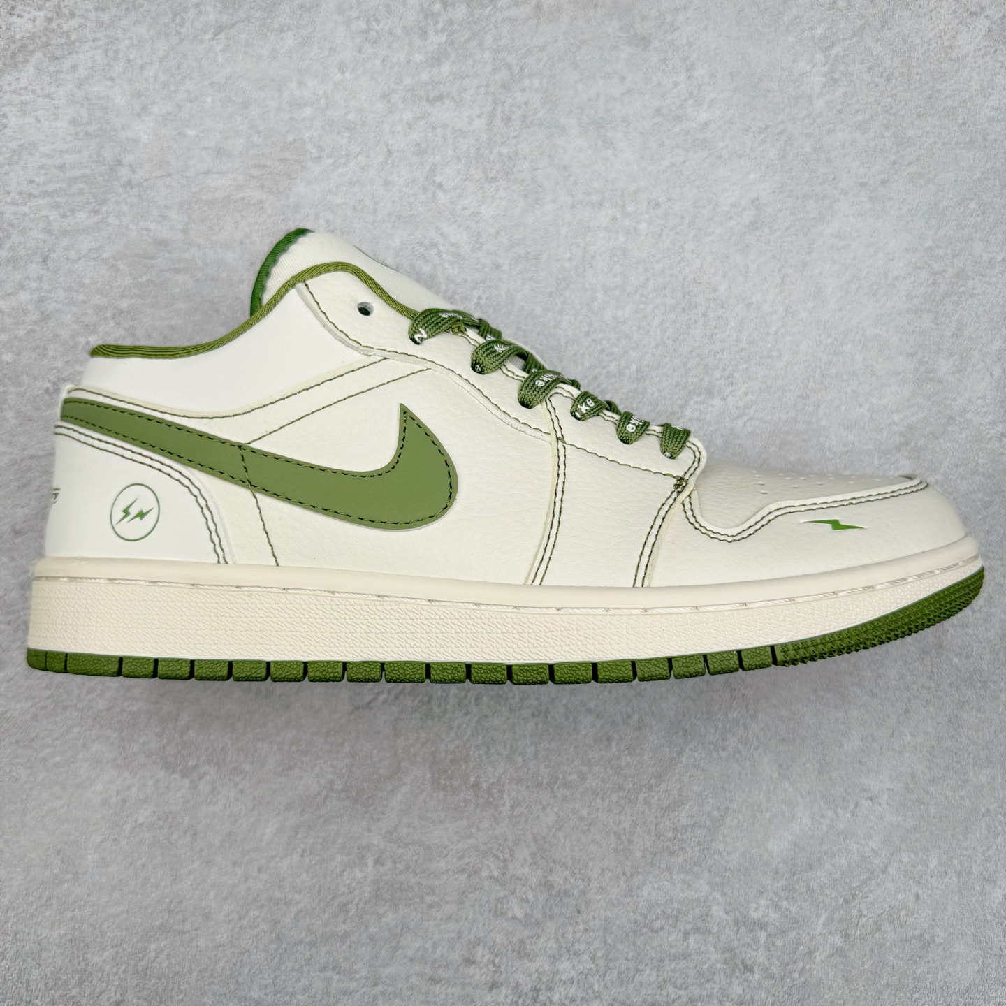 Air Jordan AJ1 Low 低帮定制 CF3688-019 原厂内置气垫魔块 A模大底 头层小牛皮 鞋舌AJ原厂专用牛津布+AJ专用反口珍珠布+原厂无杂质高弹内里海棉+特殊封边弹力鞋带 尺码:36 36.5 37.5 38 38.5 39 40 40.5 41 42 42.5 43 44 44.5 45-选品中心