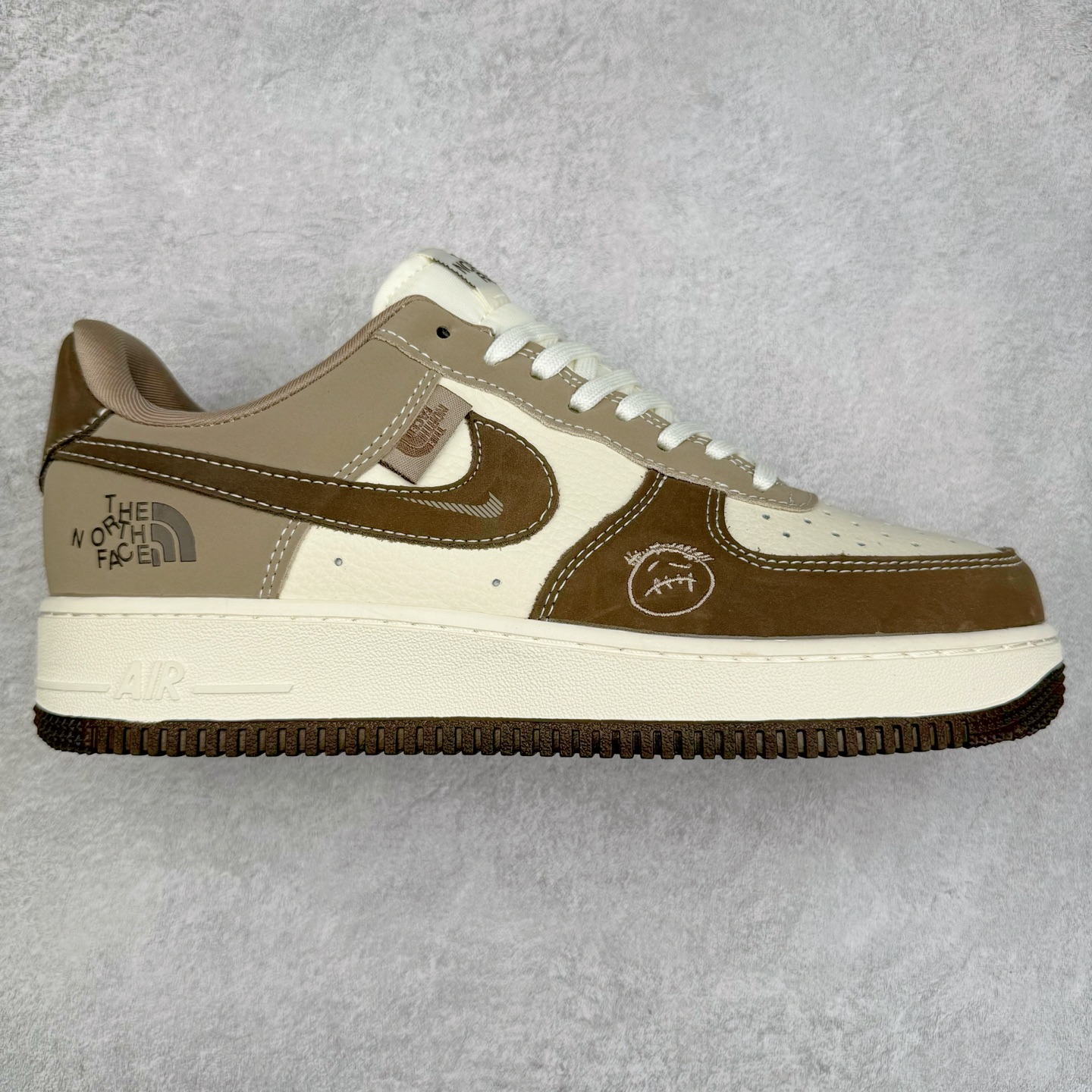 NK Air Force 1´07 Low 空军一号低帮百搭休闲运动板鞋 KK1988-065 柔软、弹性十足的缓震性能和出色的中底设计 横跨复古与现代的外型结合 造就出风靡全球 三十多年的Force 1 直到今天还深受青睐 实拍调校N版已经零色差零失真 百分百还原实物色彩所见即所得 不存在货不对板色差等低级问题 选购参考实物拍摄 不混卖不参货 只用心做好货严格选品 承诺混一赔十 尺码：36 36.5 37.5 38 38.5 39 40 40.5 41 42 42.5 43 44 44.5 45-选品中心