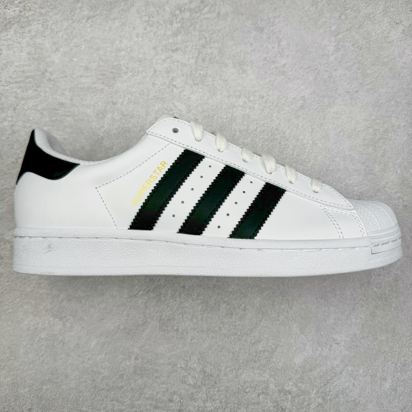 ＃G版 AD Originals Superstar 经典贝壳头休闲板鞋 白黑 EG4958 市面最完美的贝壳头版型 2024全新细节 注意区分旧版 随意对比市面 知名大厂出品 正常个位数利润的单价 百分百全新货品 零氧化发霉 给足利润空间操作 独家控货 平台正单 全套原纸板楦头开发 每道工序同步公司流程 确保原汁原味 完美呈现原鞋版型 原厂高频磨具加持 精准内部资源对接 Logo字体百分百还原 全鞋电脑针车 Logo针车间距针数原版一致 皮料切割冲裁零瑕疵 原鞋一致含胶量超耐磨大底 大几率过验 不对比市面只对比原鞋 只服务最高端市场 诞生于1969年 是第一双将全皮面鞋 身与橡胶鞋头结合在一起的低帮篮球鞋 Superstar最开始 是作为高帮篮球鞋Pro Model的低帮版本而出现的 但因为其独特和醒目的橡胶鞋头造型而让大家熟知 被大家形象地称为\\\”shelltoe\\\”贝壳头 在70年代的美国职业篮球场上 接近3/4的NBA球员都将这双Superstar作为场上用鞋 80年代之后 经过不断的改良和发展 Superstar逐渐成为横跨时装、音乐、街头文化、休闲和运动等各大领域的时尚潮鞋 尺码：35.5 36 36.5 37 38 38.5 39 40 40.5 41 42 42.5 43 44 44.5 45 46-选品中心