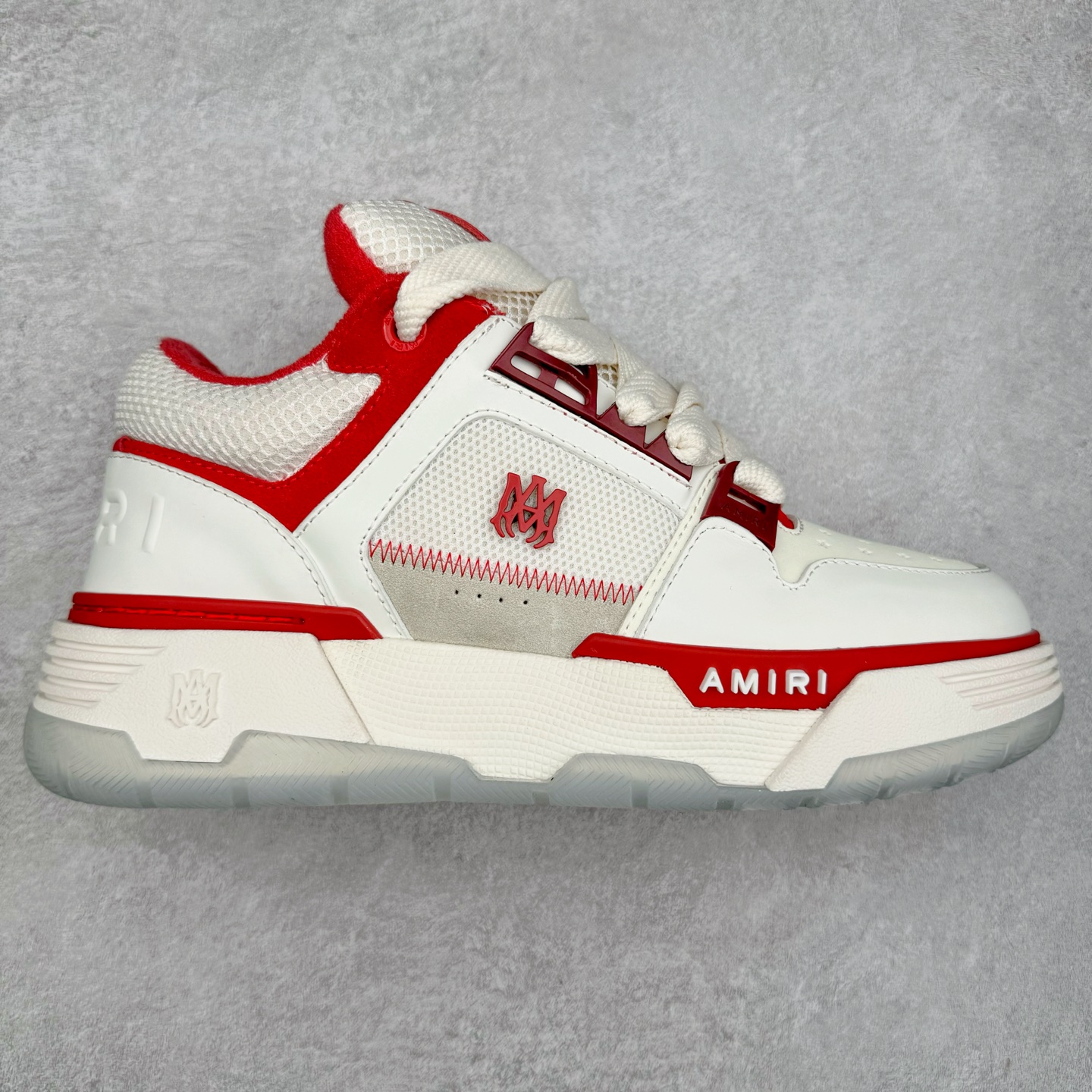 Lw22 Amiri 埃米尔 MA-1 情侣款面包鞋 原版购入开发 广东纯原大厂出品 做货 Amiri新一季放弃了摇滚朋克的风格 使用了大量不饱和色系 莫兰迪色调 无论是看到还是穿上 都是会让人非常身心愉悦 面包鞋的大鞋舌延续了下来 缩短了鞋身的长度 加厚了中底 鞋头部分更加圆润 Amiri的品牌字母和 MA标识出现在鞋身侧面 尺码： 38 39 40 41 42 43 44 45-选品中心