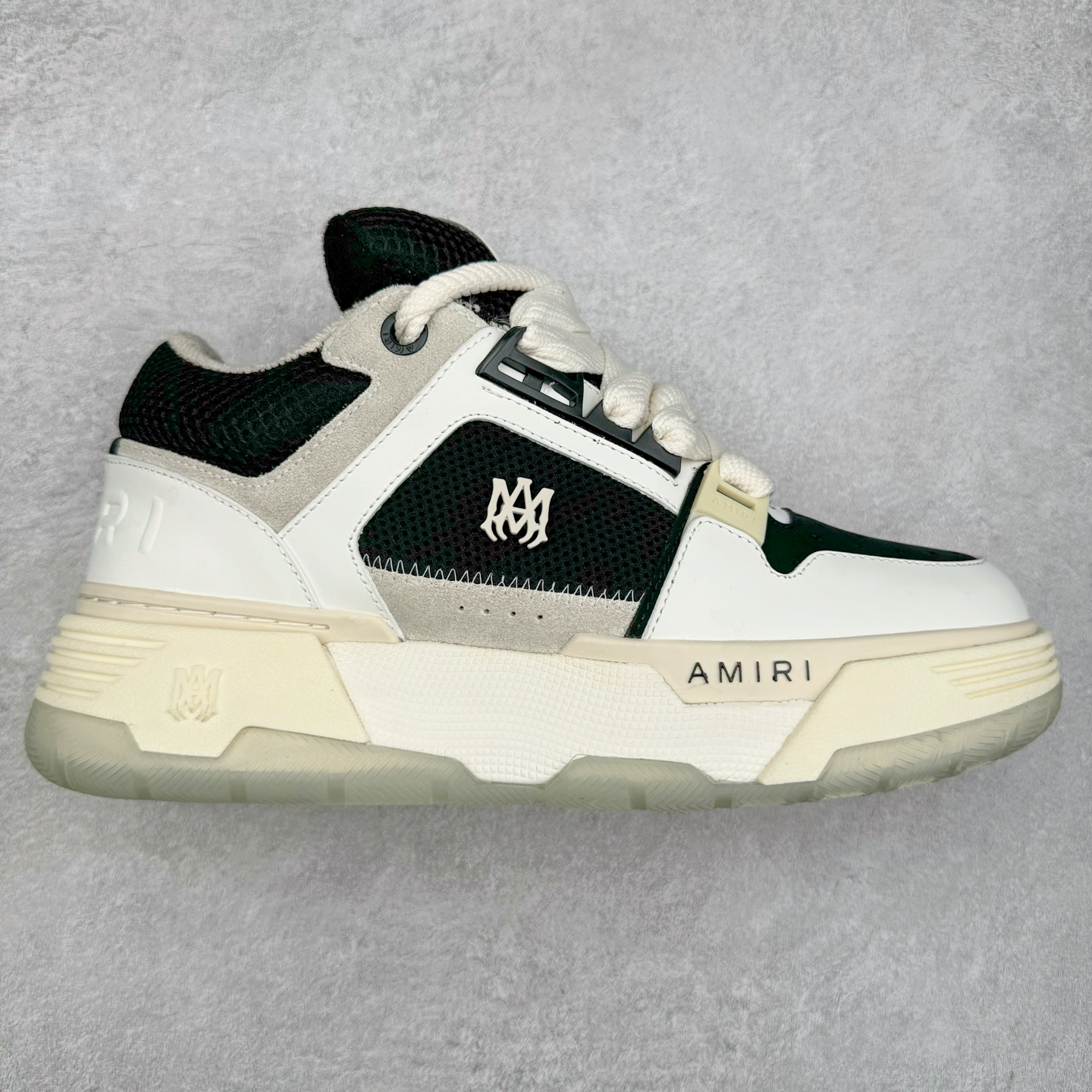 图片[2]-Lw22 Amiri 埃米尔 MA-1 情侣款面包鞋 原版购入开发 广东纯原大厂出品 做货 Amiri新一季放弃了摇滚朋克的风格 使用了大量不饱和色系 莫兰迪色调 无论是看到还是穿上 都是会让人非常身心愉悦 面包鞋的大鞋舌延续了下来 缩短了鞋身的长度 加厚了中底 鞋头部分更加圆润 Amiri的品牌字母和 MA标识出现在鞋身侧面 尺码： 38 39 40 41 42 43 44 45-选品中心