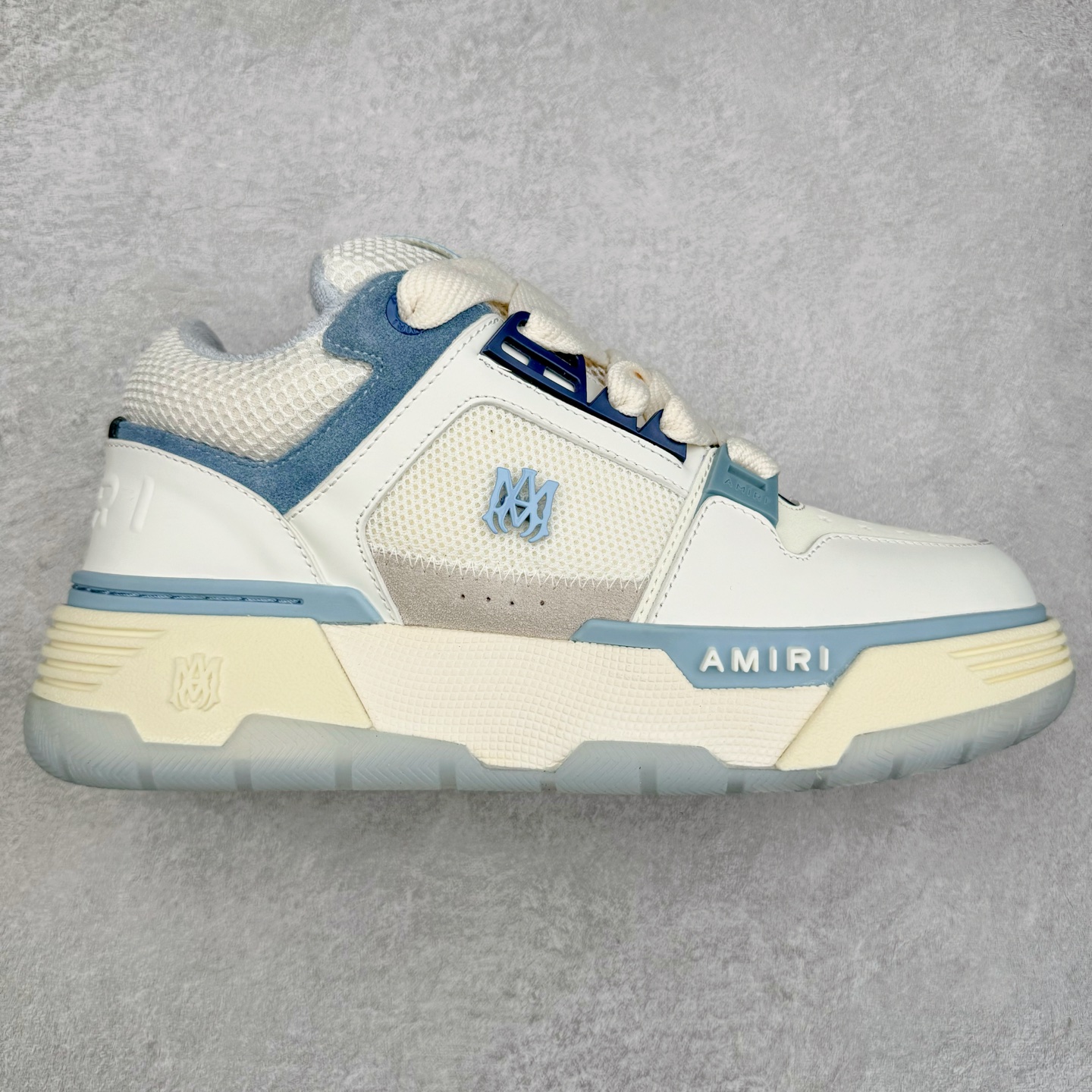 图片[3]-Lw22 Amiri 埃米尔 MA-1 情侣款面包鞋 原版购入开发 广东纯原大厂出品 做货 Amiri新一季放弃了摇滚朋克的风格 使用了大量不饱和色系 莫兰迪色调 无论是看到还是穿上 都是会让人非常身心愉悦 面包鞋的大鞋舌延续了下来 缩短了鞋身的长度 加厚了中底 鞋头部分更加圆润 Amiri的品牌字母和 MA标识出现在鞋身侧面 尺码： 38 39 40 41 42 43 44 45-选品中心