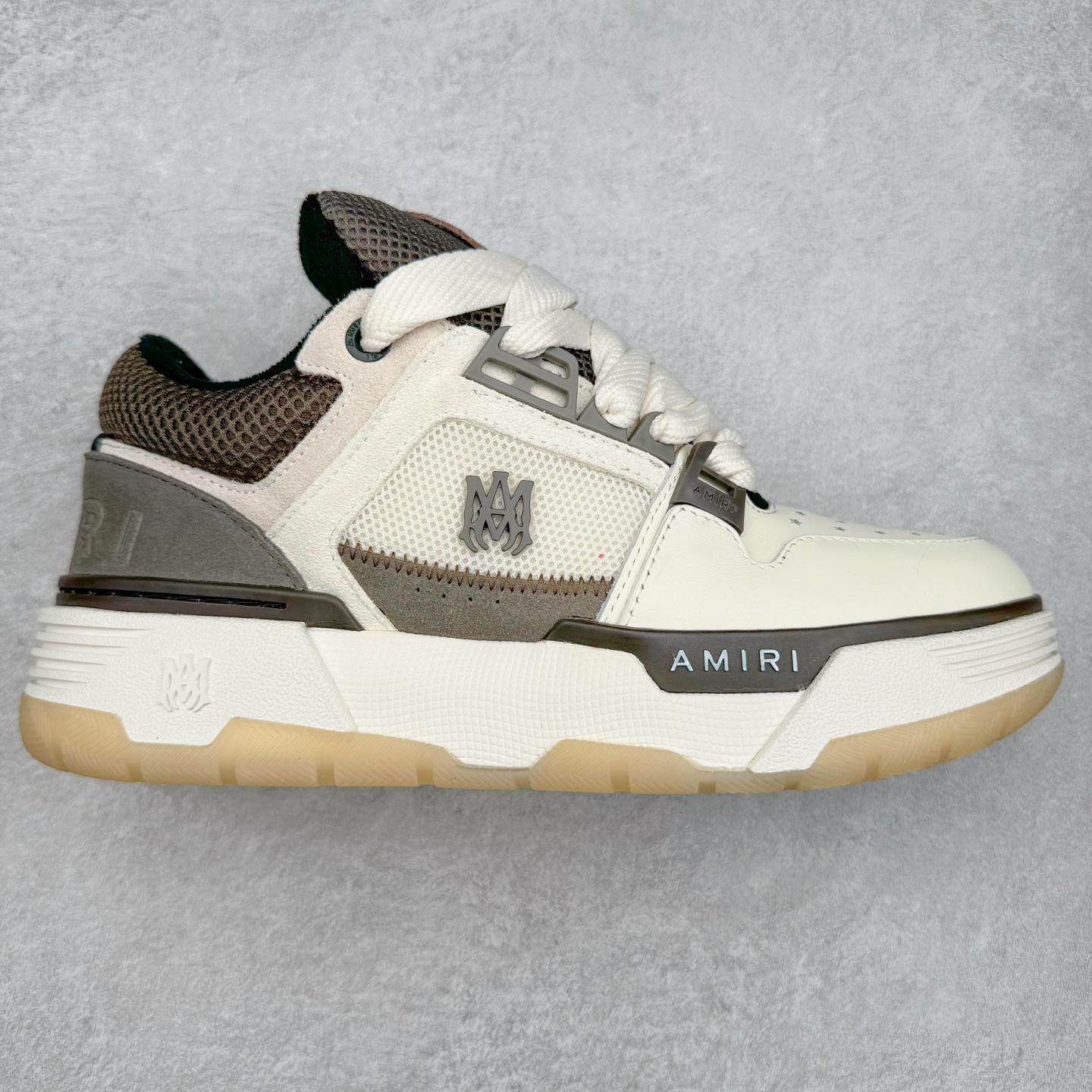 图片[6]-Lw22 Amiri 埃米尔 MA-1 情侣款面包鞋 原版购入开发 广东纯原大厂出品 做货 Amiri新一季放弃了摇滚朋克的风格 使用了大量不饱和色系 莫兰迪色调 无论是看到还是穿上 都是会让人非常身心愉悦 面包鞋的大鞋舌延续了下来 缩短了鞋身的长度 加厚了中底 鞋头部分更加圆润 Amiri的品牌字母和 MA标识出现在鞋身侧面 尺码： 38 39 40 41 42 43 44 45-选品中心