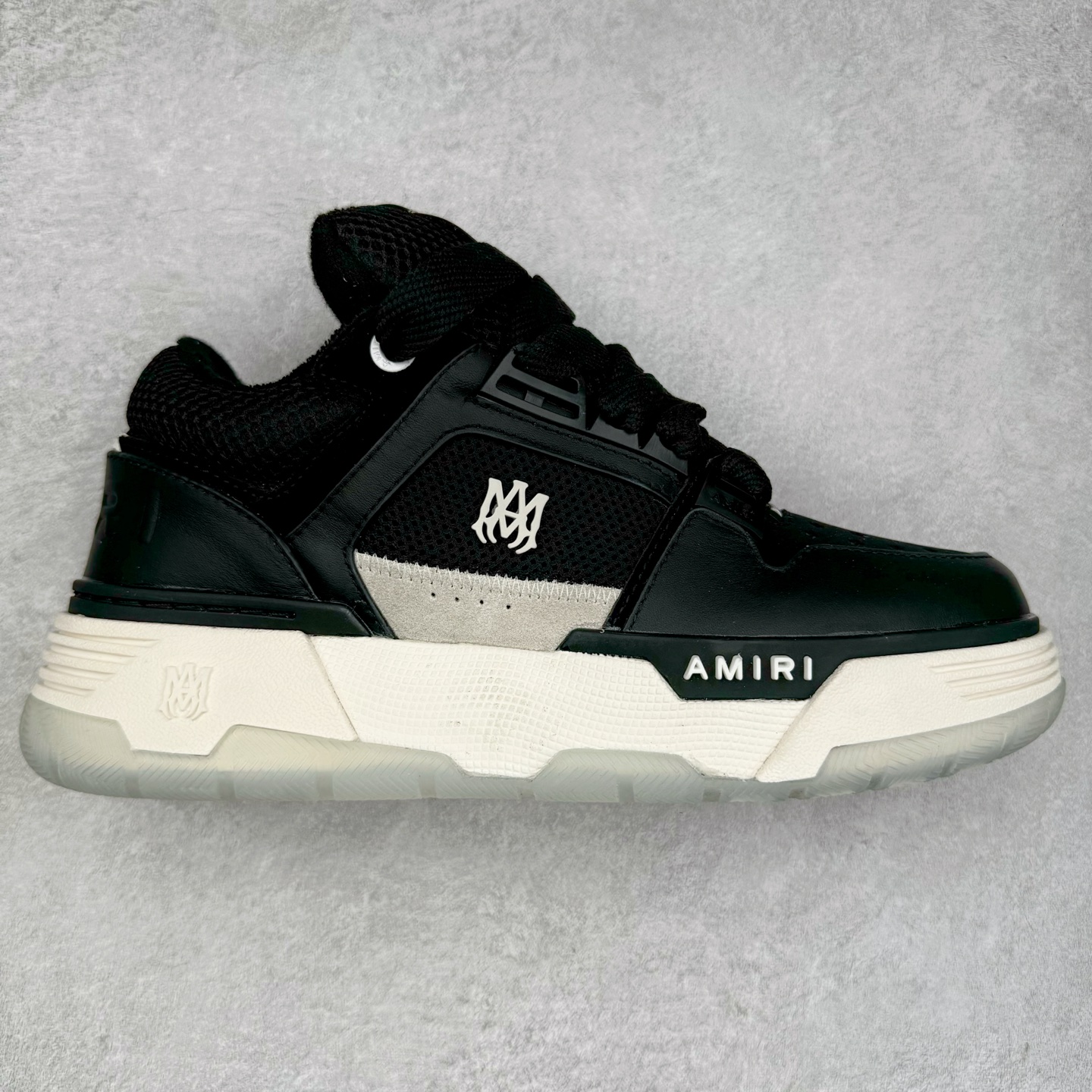 图片[4]-Lw22 Amiri 埃米尔 MA-1 情侣款面包鞋 原版购入开发 广东纯原大厂出品 做货 Amiri新一季放弃了摇滚朋克的风格 使用了大量不饱和色系 莫兰迪色调 无论是看到还是穿上 都是会让人非常身心愉悦 面包鞋的大鞋舌延续了下来 缩短了鞋身的长度 加厚了中底 鞋头部分更加圆润 Amiri的品牌字母和 MA标识出现在鞋身侧面 尺码： 38 39 40 41 42 43 44 45-选品中心