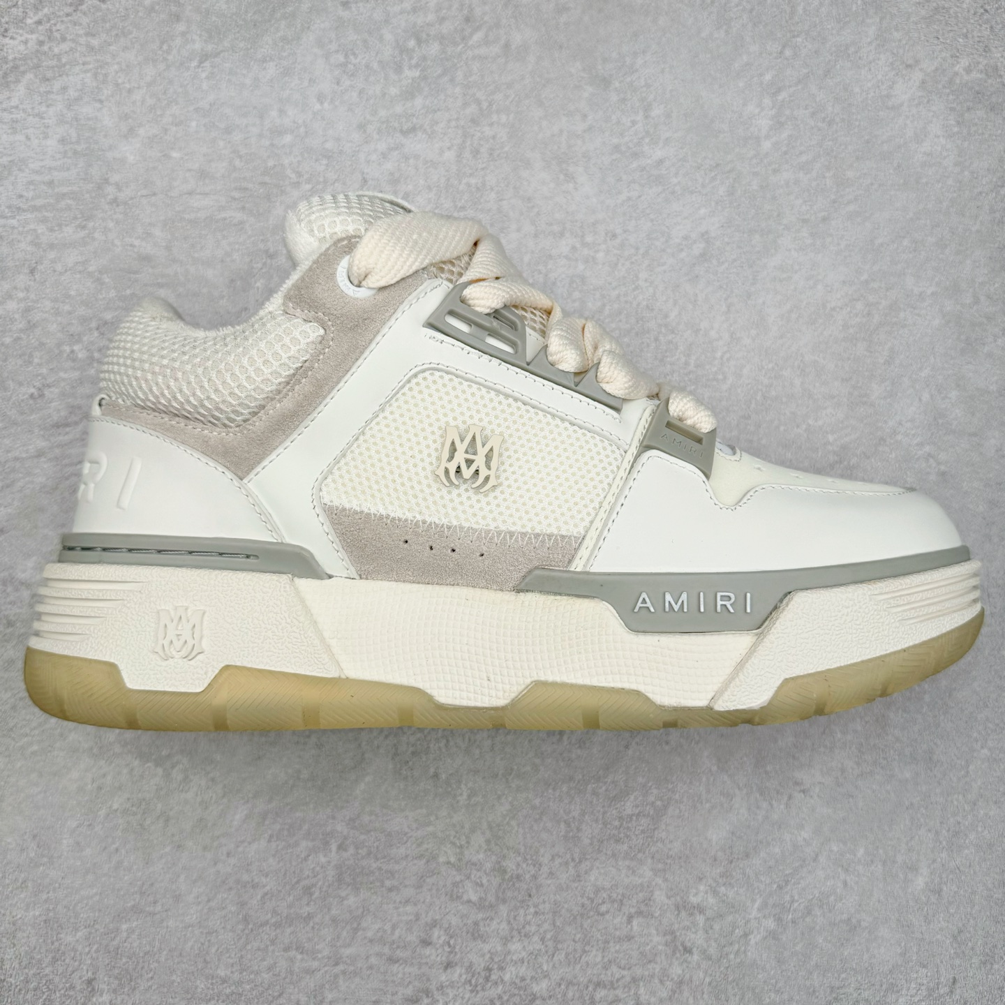 图片[5]-Lw22 Amiri 埃米尔 MA-1 情侣款面包鞋 原版购入开发 广东纯原大厂出品 做货 Amiri新一季放弃了摇滚朋克的风格 使用了大量不饱和色系 莫兰迪色调 无论是看到还是穿上 都是会让人非常身心愉悦 面包鞋的大鞋舌延续了下来 缩短了鞋身的长度 加厚了中底 鞋头部分更加圆润 Amiri的品牌字母和 MA标识出现在鞋身侧面 尺码： 38 39 40 41 42 43 44 45-选品中心