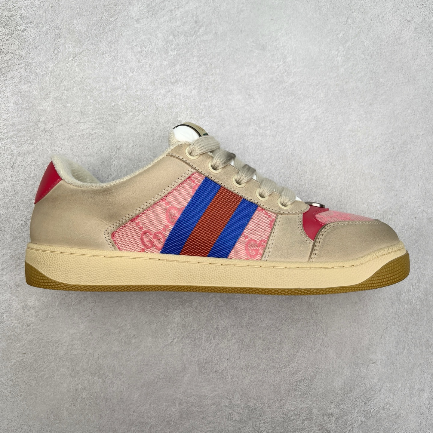 ＃福利特价 Gucci Screener sneaker 古驰双G小脏鞋系列复古怀旧校园风低帮板鞋 全套原楦原纸版原鞋开模 纯手工水洗做旧处理 侧面条纹饰带 原厂定制 原厂数据电绣 清晰立体 全鞋电脑针车 紧密相连 针距密度一致 环保乳胶注塑鞋垫 厚度脚感还原原版 皮面裁剪部位 统一油边封口工艺 右脚鞋侧嵌入NFC防伪芯片装置＋鞋盒标二唯码扫描 秒进官网 专柜全套包装 防尘袋 说明书 质保卡 购物袋 尺码：35 36 37 38 39 40 41 42 43 44 45-选品中心