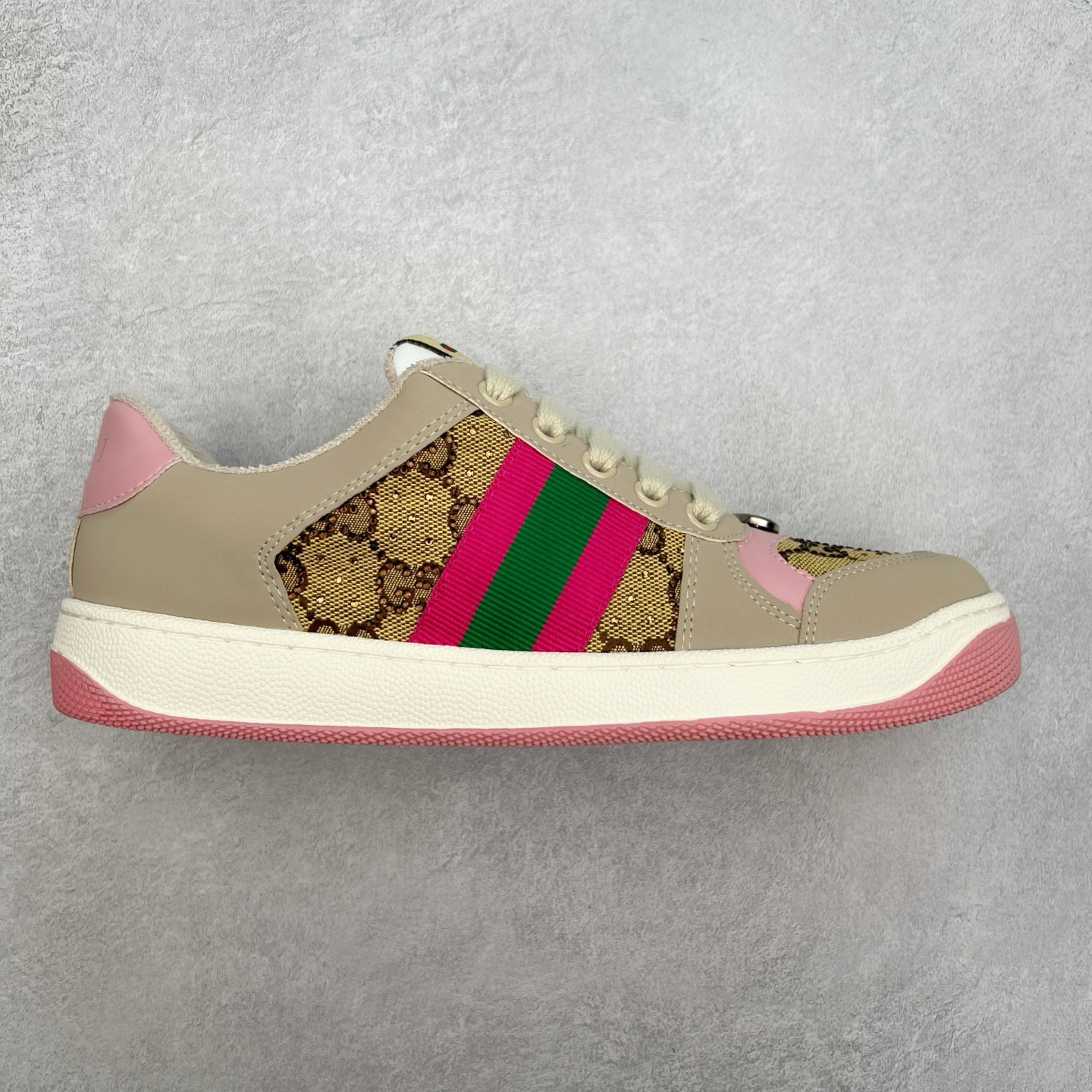 ＃福利特价 Gucci Screener sneaker 古驰双G小脏鞋系列复古怀旧校园风低帮板鞋 全套原楦原纸版原鞋开模 纯手工水洗做旧处理 侧面条纹饰带 原厂定制 原厂数据电绣 清晰立体 全鞋电脑针车 紧密相连 针距密度一致 环保乳胶注塑鞋垫 厚度脚感还原原版 皮面裁剪部位 统一油边封口工艺 右脚鞋侧嵌入NFC防伪芯片装置＋鞋盒标二唯码扫描 秒进官网 专柜全套包装 防尘袋 说明书 质保卡 购物袋 尺码：35 36 37 38 39 40 41 42 43 44 45-选品中心