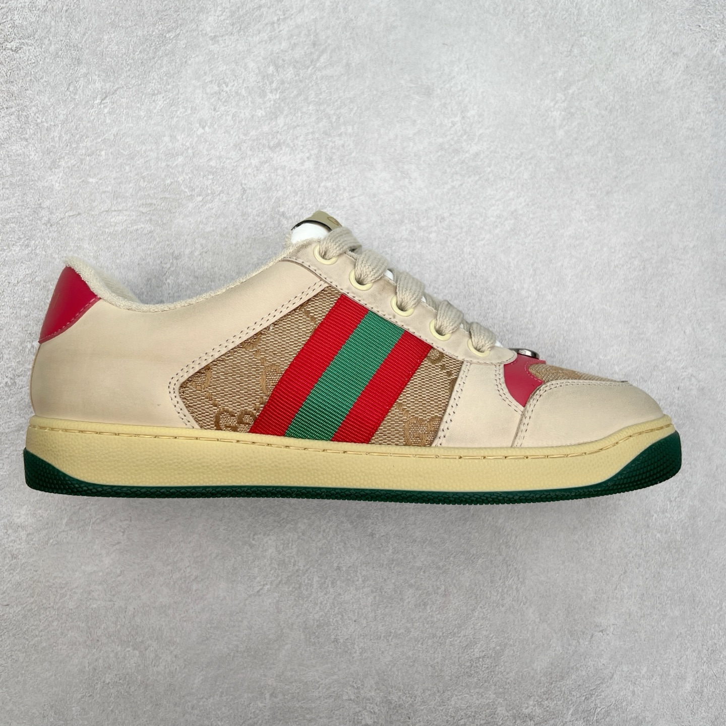 ＃福利特价 Gucci Screener sneaker 古驰双G小脏鞋系列复古怀旧校园风低帮板鞋 全套原楦原纸版原鞋开模 纯手工水洗做旧处理 侧面条纹饰带 原厂定制 原厂数据电绣 清晰立体 全鞋电脑针车 紧密相连 针距密度一致 环保乳胶注塑鞋垫 厚度脚感还原原版 皮面裁剪部位 统一油边封口工艺 右脚鞋侧嵌入NFC防伪芯片装置＋鞋盒标二唯码扫描 秒进官网 专柜全套包装 防尘袋 说明书 质保卡 购物袋 尺码：35 36 37 38 39 40 41 42 43 44 45-选品中心