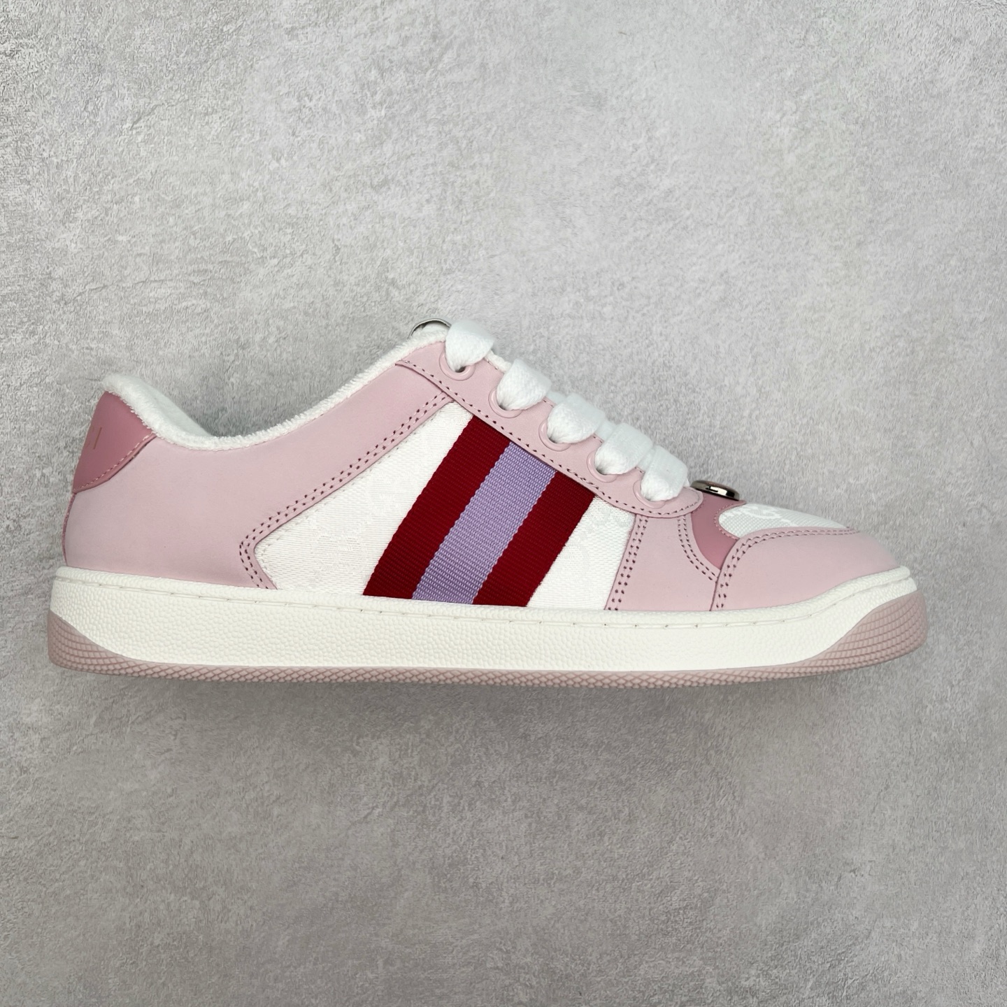 ＃福利特价 Gucci Screener sneaker 古驰双G小脏鞋系列复古怀旧校园风低帮板鞋 全套原楦原纸版原鞋开模 纯手工水洗做旧处理 侧面条纹饰带 原厂定制 原厂数据电绣 清晰立体 全鞋电脑针车 紧密相连 针距密度一致 环保乳胶注塑鞋垫 厚度脚感还原原版 皮面裁剪部位 统一油边封口工艺 右脚鞋侧嵌入NFC防伪芯片装置＋鞋盒标二唯码扫描 秒进官网 专柜全套包装 防尘袋 说明书 质保卡 购物袋 尺码：35 36 37 38 39 40 41 42 43 44 45-选品中心